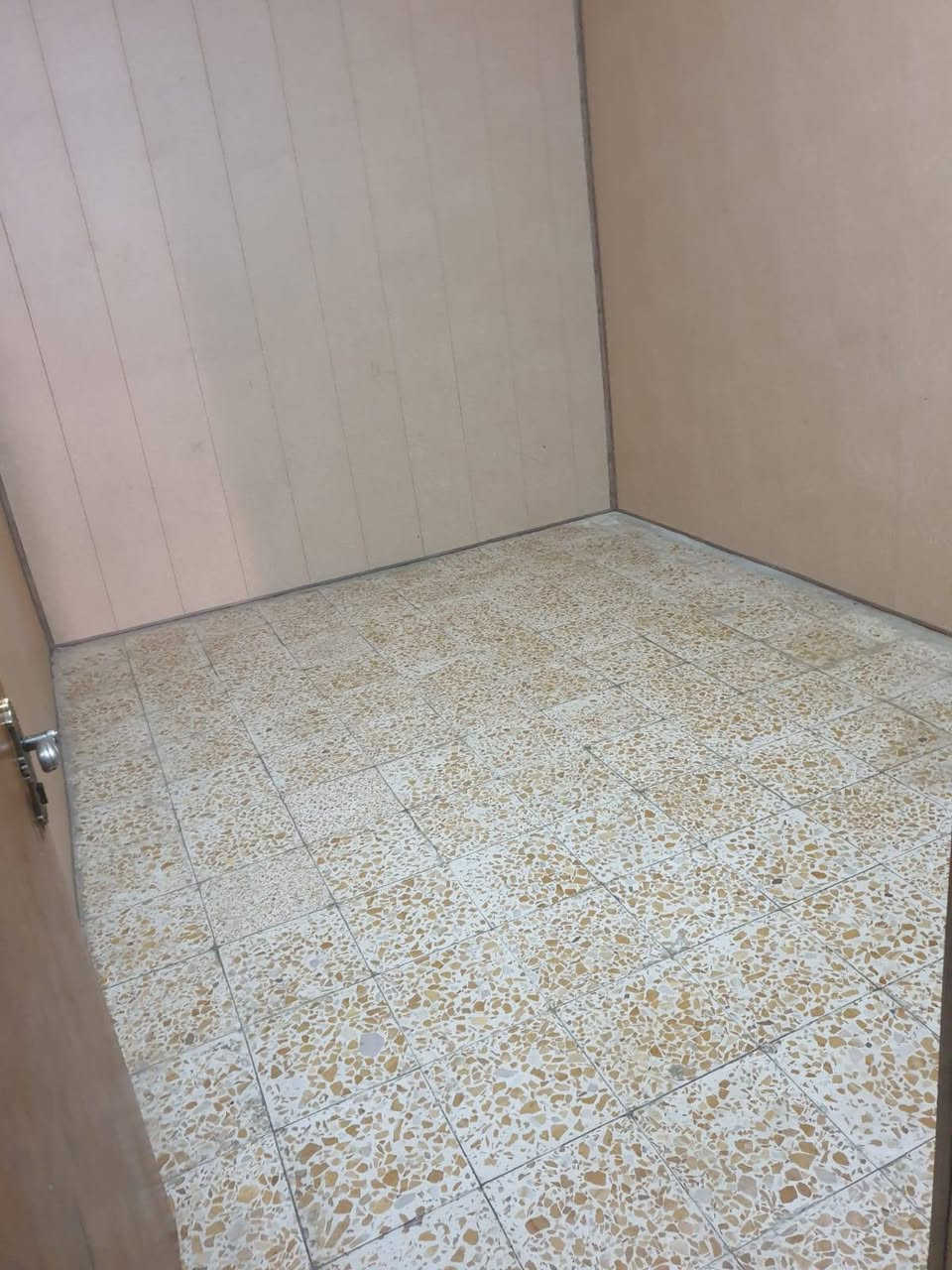 السلام عليكم مشتمل للأيجار طابق ارضي يحتوي على طرمة واستقبال وحولي ومطبخ وصحيات منفصلة ومنور وغرفة نوم واحدة
الموقع.  الشعب حي التجار 
السعر.  400 
للأستفسار.  ‏‪ ***********‬‏
السلام عليكم مشتمل للأيجار طابق ارضي يحتوي على طرمة واستقبال وحولي ومطبخ وصحيات منفصلة ومنور وغرفة نوم واحدة
