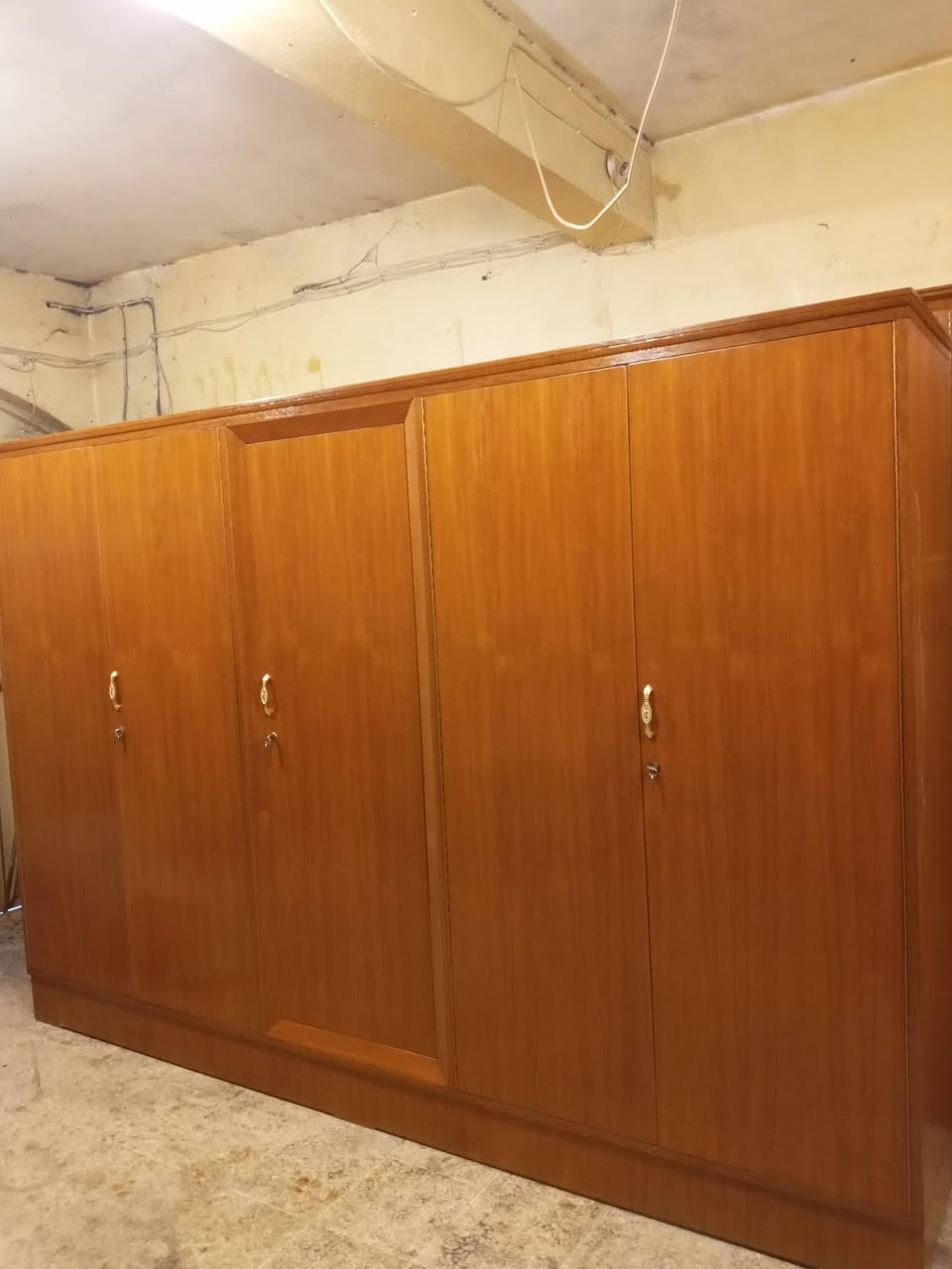 كنتور 5 باب صاج اصلي شغل ثقيل نضيف حيل شرط النضافه العنوان حي الحدباء خلف مرطبات البحرين ت***********
