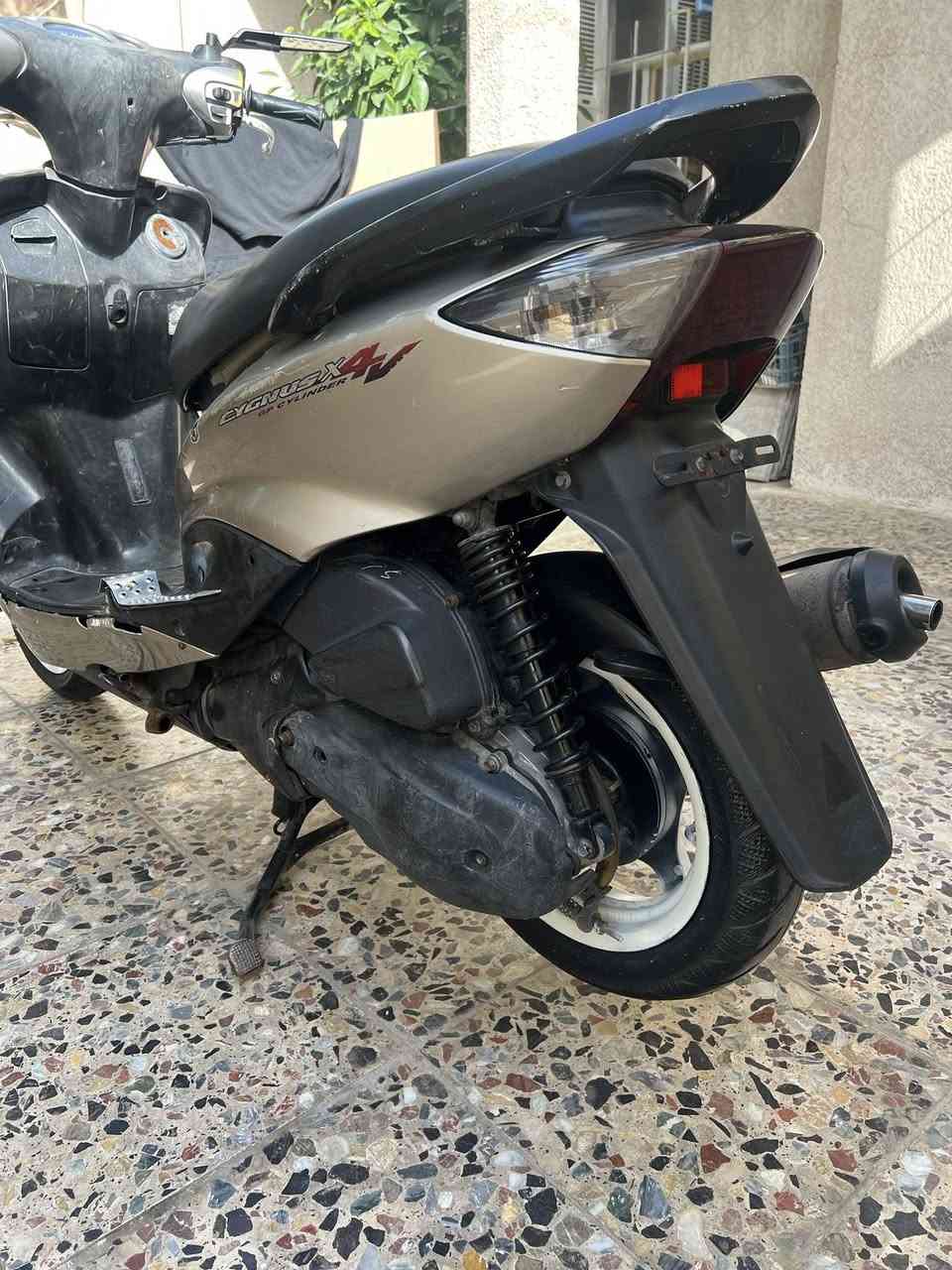 السلام عليكم دراجه سكنس نثيه ١٤٠ الدراجه خير من الله شغاله من الطول للطول تايرات جدد مكينه نضيفه بيها كلج امامي رياضي شلعه ومعدل كفرات نضيفات الدراجه شوفت عينكم السعر ٥٥٠وبيها مجال بسيط مكاني بغداد غزاليه شارع الضغط الرقم *********** متواجد على الواتساب .
