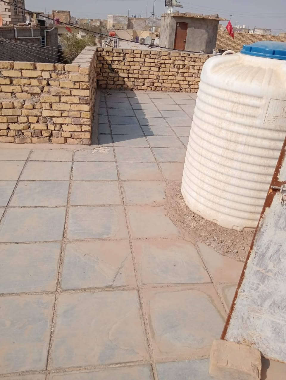 بيت بحي السبل بنزلة الثانيه قريبه على المدرسه مساحته البيت100متر البناء بلوك السقف صب كونكريت سعر35....***********/***********
