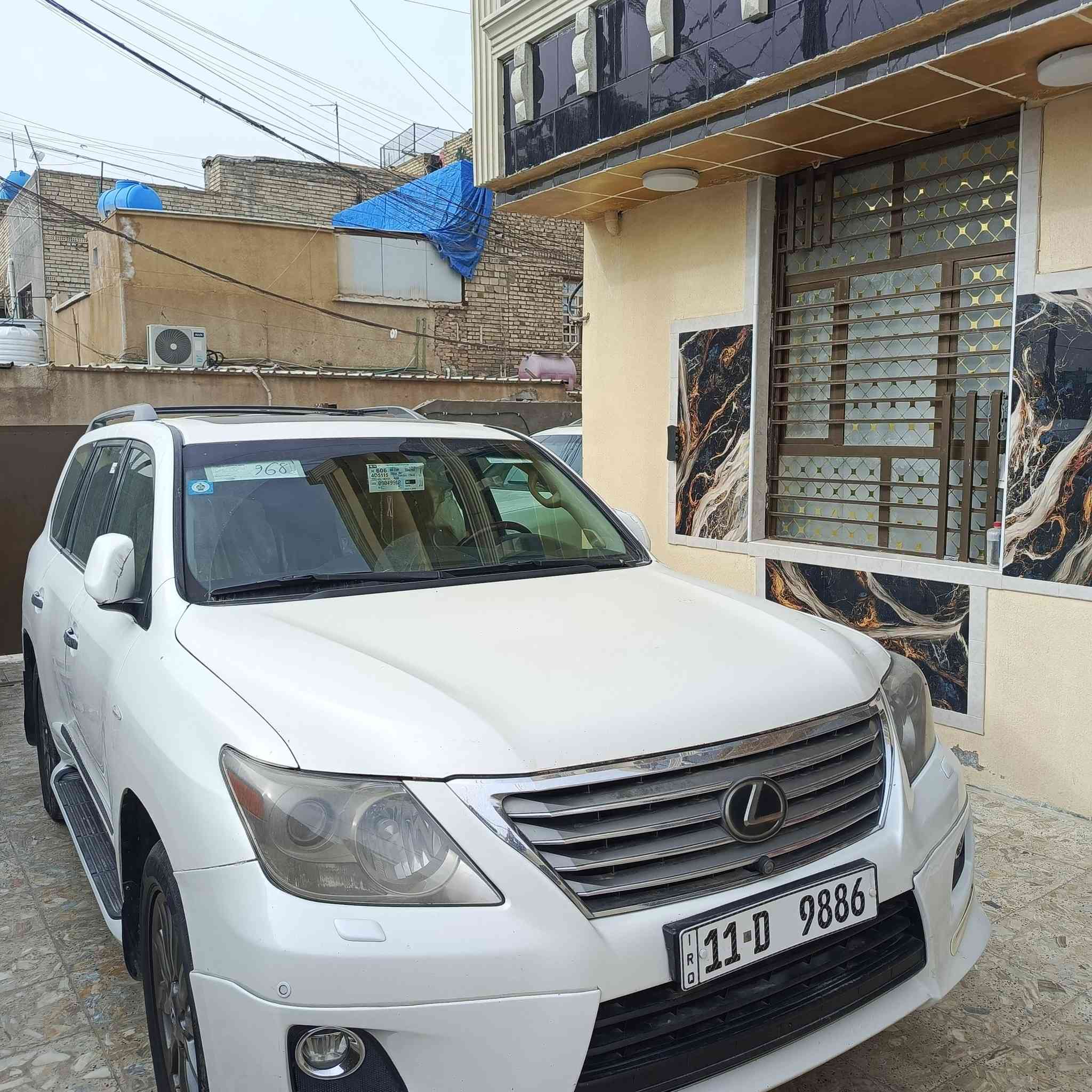 سلام عليكم 
سياره لكزز موديل 2011

فول مواصفات 
 حساسات أمامي وخلفي 
8 سلندر كير ومحرك كفاله 
صدر امامي خلفي جديد 
جكات باب خلفي كهرباء 
مري شفط 5 بصمات 
7 راكب 3 قطع تبريد 
رادار أمامي وخلفي 
رقم بغداد الدولي كشنات جلد كشنات 
تبريد و تدفئة  كشنات كهرباء 
مكان السيارة بغداد 
رقم***********
مكفوله بيها بس حافد البنيد صبغ على كد شبر لباقي كفالة
