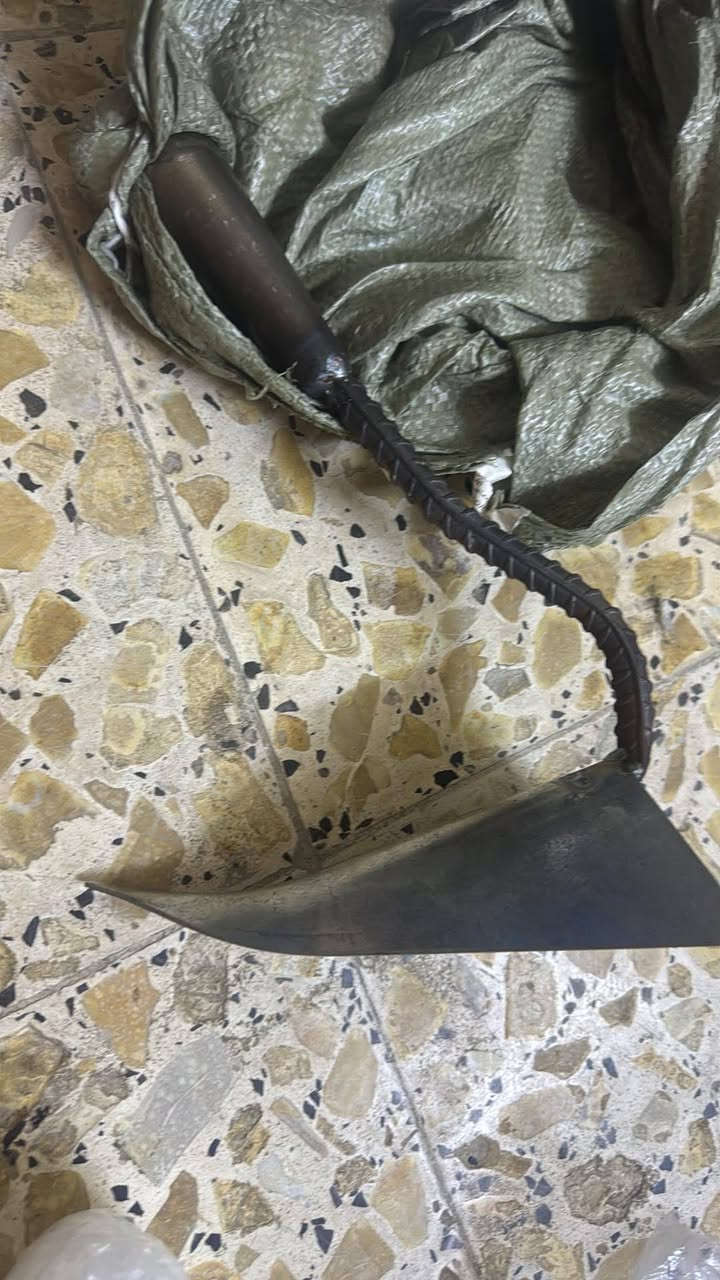 تُعرف هذه الأداة باسم مجرفة مثلثة الشكل أو محراث يدوي.تُستخدم بشكل أساسي في أعمال البستنة مثل إزالة الأعشاب الضارة، الحفر، وتخفيف التربة.تصميمها المدبب يسمح بالدقة في التعامل مع التربة في الحدائق المنزلية.عادةً ما تكون مصنوعة من مواد متينة مثل الفولاذ المقاوم للصدأ أو الكربون لتتحمل الاستخدام الشاق.
اول تم 5 بالعافيه.


**إذا كنت صاحب هذا الإعلان وتريد حذفه لأي سبب، رجاءا أرسل رسالة إلى الدعم الفني**