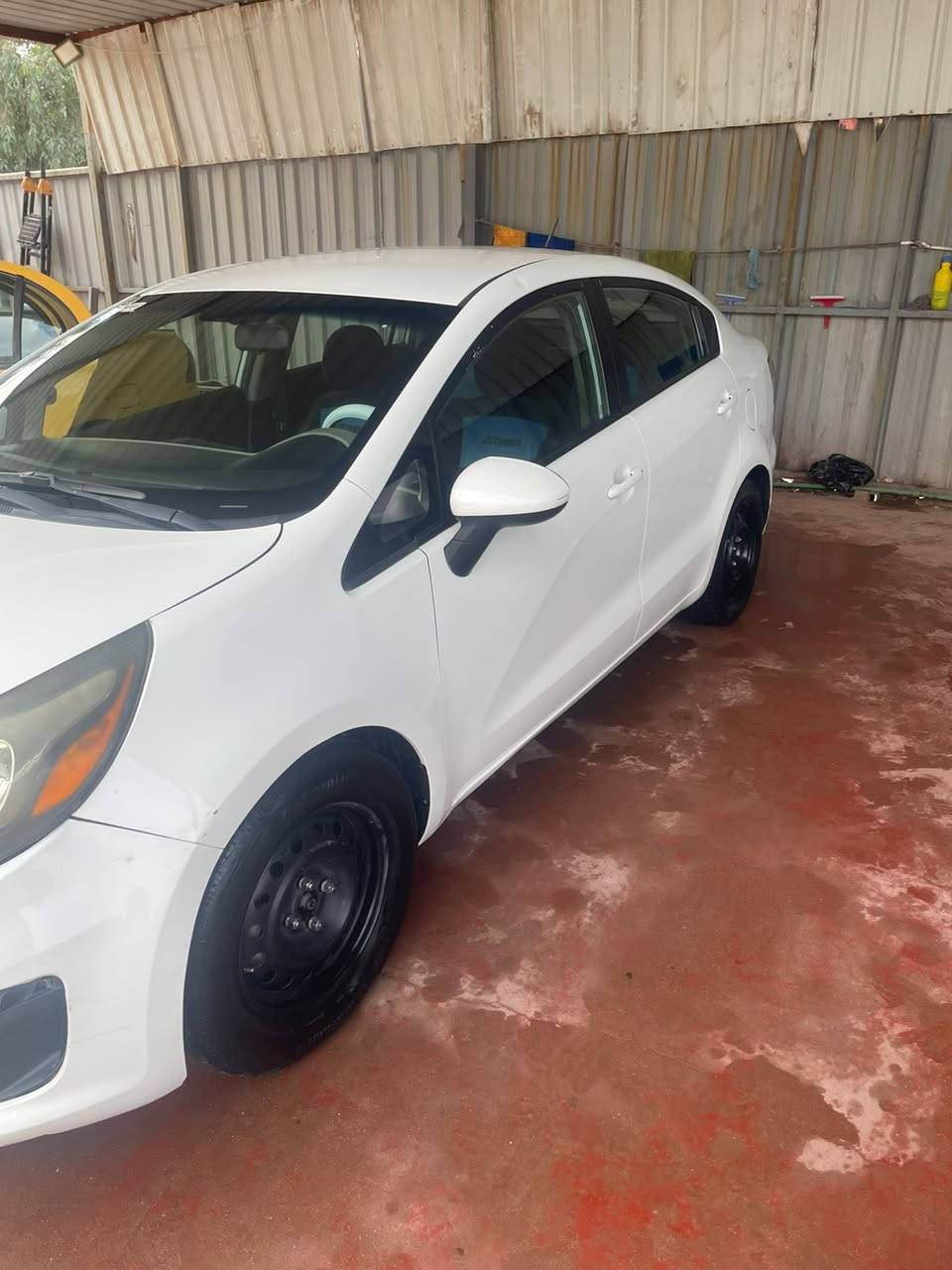 السلام عليكم كيا ريو ٢٠١٦ حادثها بس دعاميه وبيها تكحيلات بسيطه مكينه ١٦٠٠ مواصفات نص فول السياره جاهزه وحلوه مكاني بغداد زعفرانيه 
السعر ٩٣ ماشيه ٨٦ ميل تدفئه تبريد شغال ماناقصها شي جاهزه وحلوه 

***********
