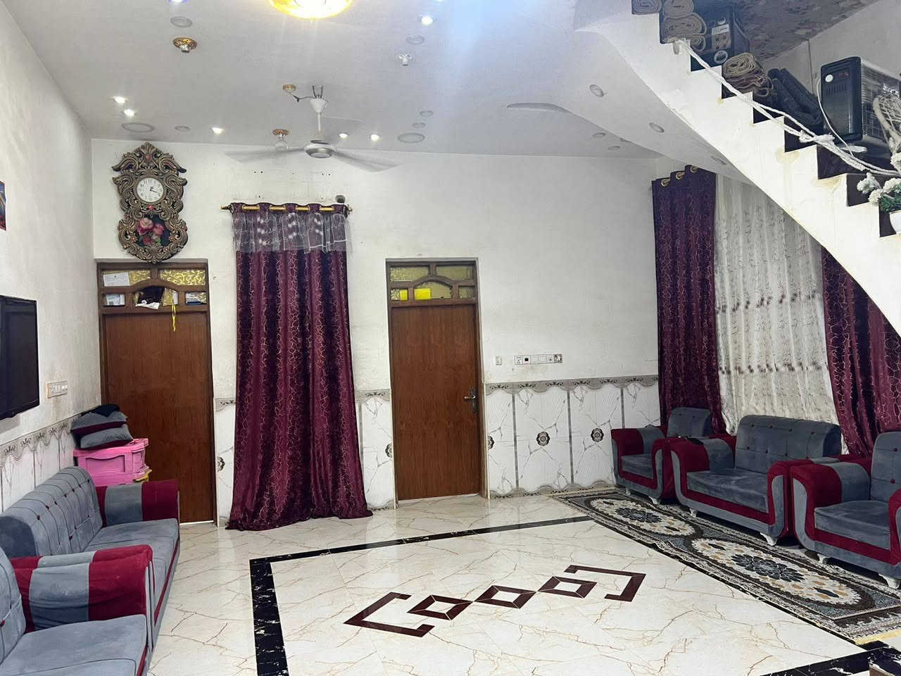 السلام عليكم بيت للبيع المساحة 220  المكان حاوي العباس الموقع اول شارع قريب الشط متوفر كافه الخدمات شارع صب ورصيف ومجاري دفن بناء حديث صب كونكريت الارضي رباط 60 × 40 يحتوي على غرفتين مساحه الغرفه الواحدة 5 × 4  
ومساحة الصالحة 7ونص × 5ونص 
ومساحة المطبخ 4 × 3
ومساحة الديوانية 11 × 4 
***********
