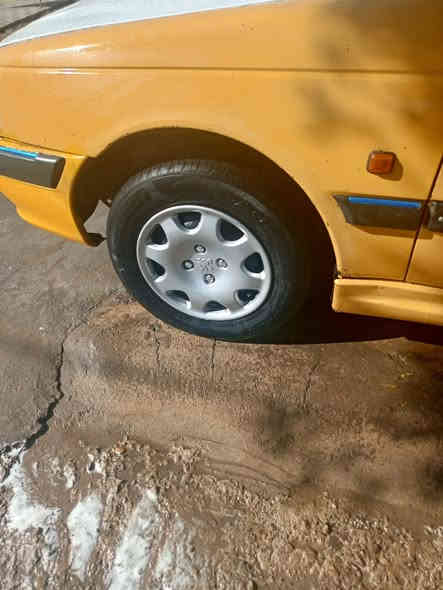 السلام عليكم بيجو مكينه وكير جديده مصفره هيه وغرامات سنويه 27 كهربائي كلها شغاله تبريد ثلج صدر امامي وخلفي جديده باتري جديده سياره حلوه لا ضربه ولا تبديل مابيه نقص كامله مكمله سيارة. 2011 السعر 32 وبيه مجال مكاني بغداد الجزيره السياحيه ***********
