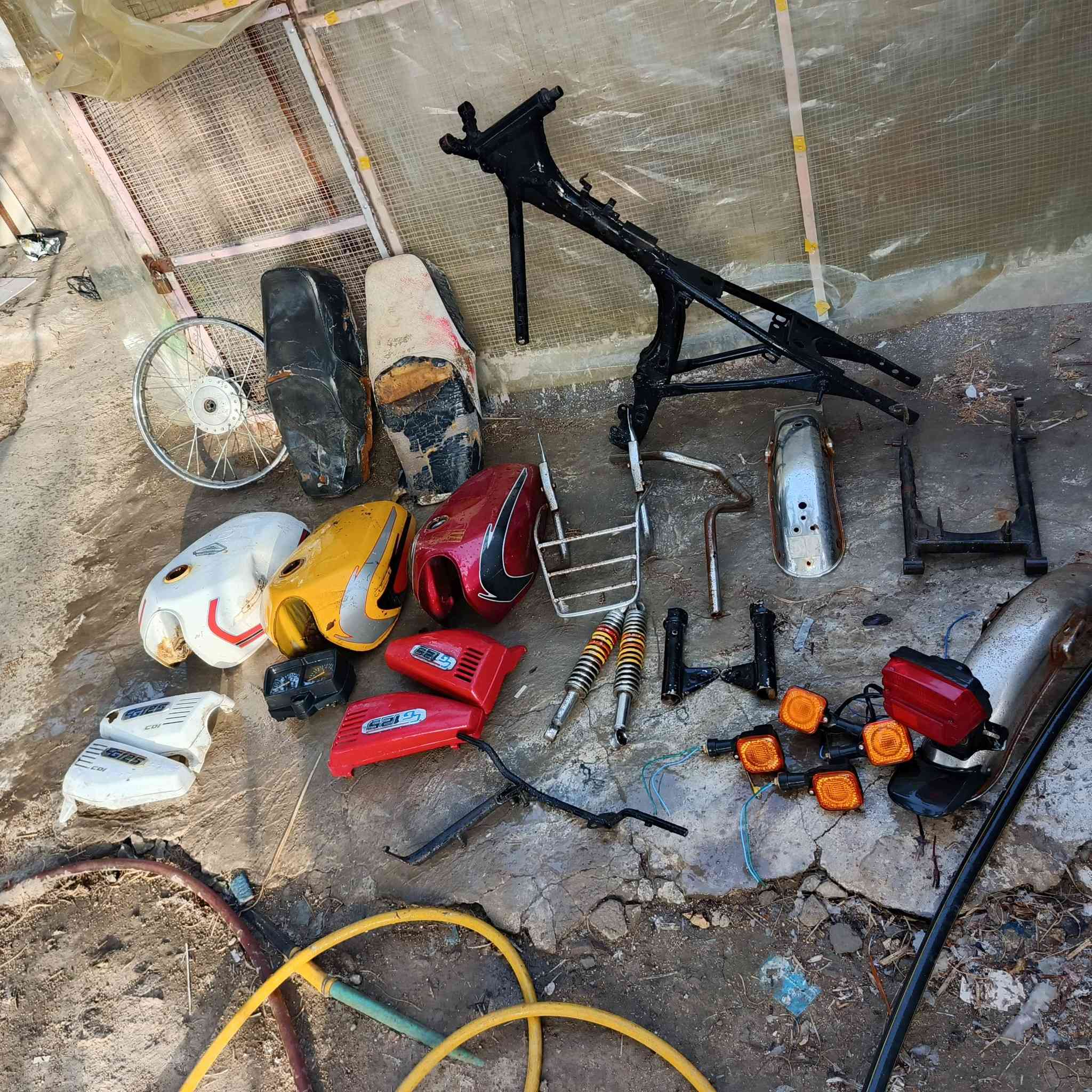 سلام عليكم غراض دراجه كامله للبيع مال اربع كير المكان نجف مشخاب الستفسار هاذه الرقم واتساب بي ‏‪***********‬‏
الشاصي كلك موديل 19 السعر 160وبيهن م ال الغراض كله معه الشاصي
