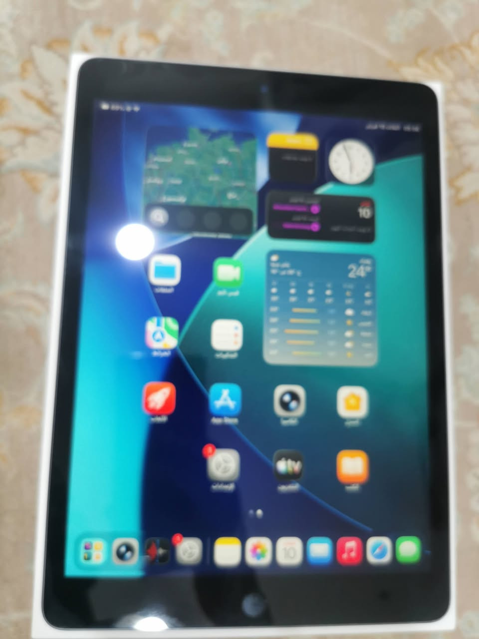 ايباد ٩ ذاكره 64 نظيف جدا كارتونه موجود مع لاصق اصلي وكيبل شحن الجهاز مكفول لا مفتوح لا مصلح  مكاني البصره رقمي *********** السعر 260 الف وبي مجال
