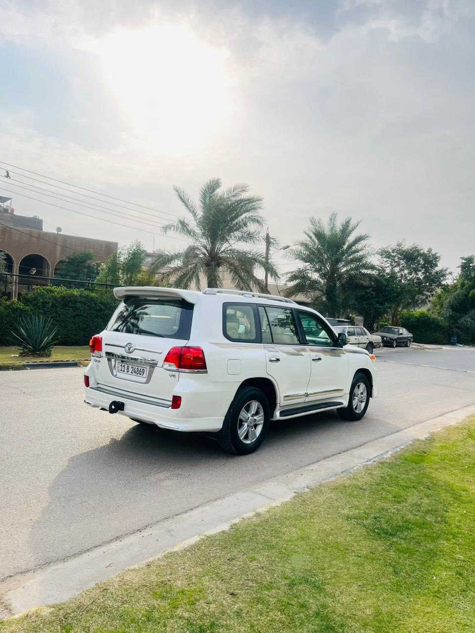 لاندكروز 2013 للبيع ماشيه ١٨٠ ألف مكفوله كفاله عامه وره الصور سويت بوليش وحمام. السياره بلحقيقه احلى تخم تاير جديد( مبيها نقص برغي )  السياره بيها سونار اتصل واتساب ادز التفاصيل. 
عارضها ٣٦٥ وبيها مجال 
للاتصال : ***********
