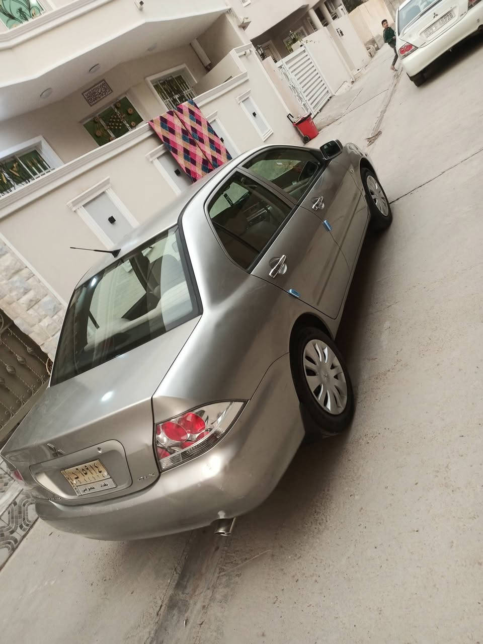 السلام عليكم شباب لانسر موديل 2011 الشركة العامه رقم بغداد السياره مكفولة كفاله عامه من الصبغ والضرر والسونار موجود بالصور السياره تخم تاير جديد صدر جديد مكينه وكير برغي ممفتوح بيها شرط الفحص داخل بيجي عسلي ماشيه 169 السياره على حاله الشركه السعر 93 مكان السياره ديالى بعقوبة وهذا رقمي ***********
