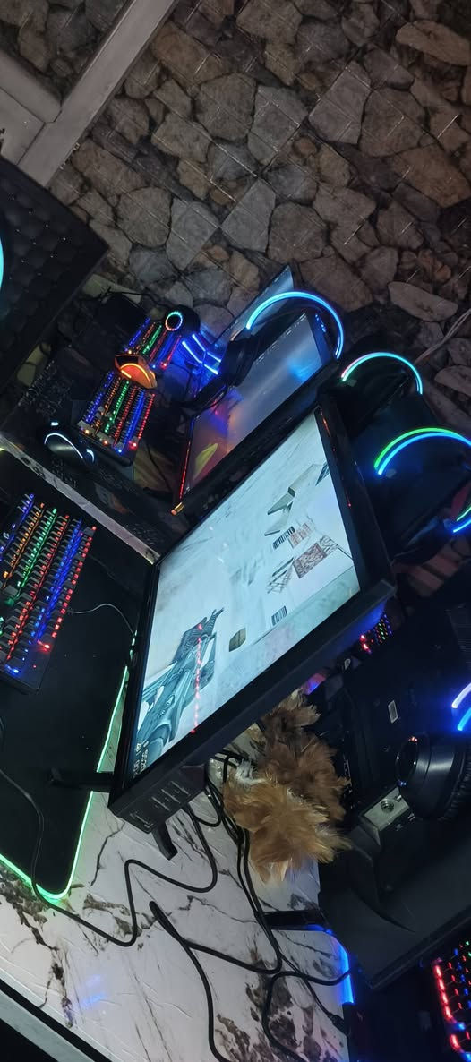 السلام عليكم
حاسبات قاعة للبيع العدد 8
مع كامل لملحقات يوبي اسات سماعات وكيبوردات وماوسات كله دراكون أصليات
مواصفاتهن 
كوراي 5
رامات 8
كارتات ssd 128
السعر خاص 
‏‪***********‬‏
