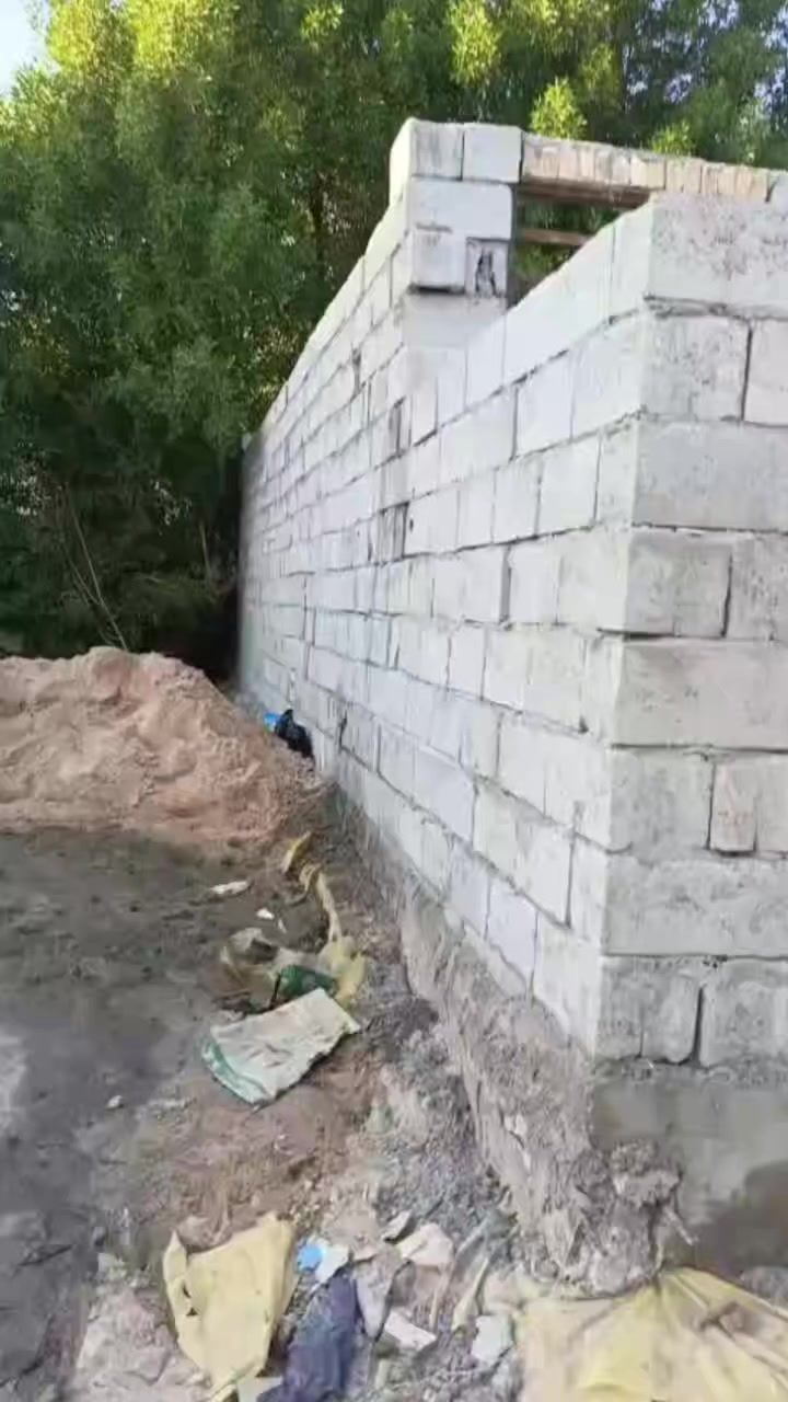 هيكل مبني 225متر مرقم بلديه وقطعه ملاصقه للهيكل 100متر العنوان شارع المعمل قرب صوره  جهه مجمع المختار الهيكل تصميمه يحتوي على غرفتين وصاله واستقبال ومطبخ ومكشوفات ثنين وصحيات خارجية وداخلية ***********متواجد واتساب
