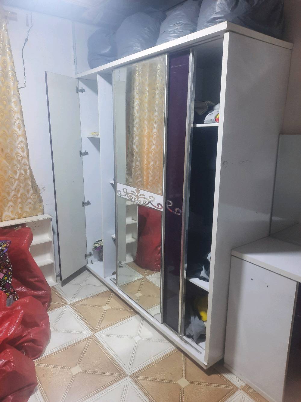 السلام عليكم غرفه نوم بدون جربايه كنتور بيبان ثنين سلايت وباب كلش نضيف وميز تواليت وجرارات موضح بل صوره الطول 190 والأرتفاع 200 والعرض 60 مستعجل على بيعتها كلش عندي ضرف اريد اليوم ابيعها الي يريدها يتواصل وياي على الخط ماعندي انترنيت *********** سعرها 200 وبيها مجال مكاني حي الأحرار قرب محكمه الكزيزه مال خمسميل