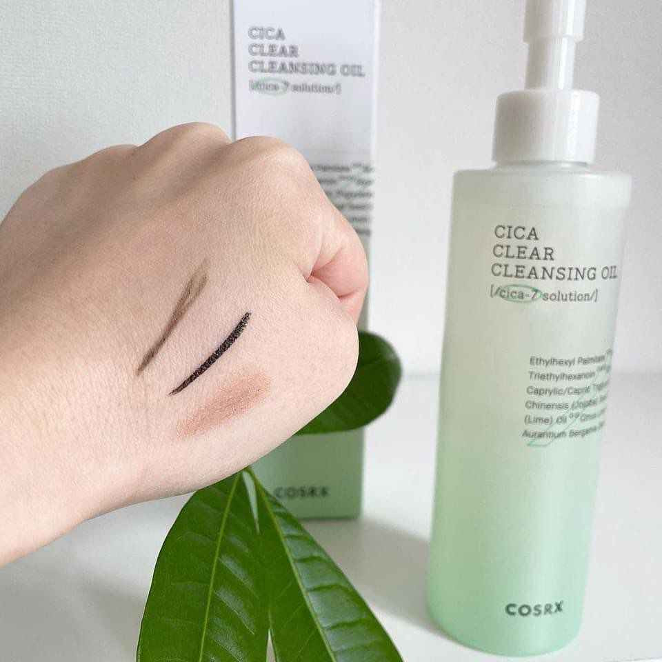 ✨ غسول زيتي لتنظيف البشرة Pure Fit Cica Clear Cleansing Oil من ماركة كوزركس الشهيرة COSRX. صُمم هذا الغسول الزيتي ليكون خطوة أولى فعالة في روتين التنظيف المزدوج، حيث يعمل على إذابة المكياج والشوائب بلطف.
 
✅ الفوائد الرئيسية:-
✔️ تنظيف عميق: يزيل المكياج طويل الأمد، والشوائب من المسام، والأتربة بفعالية دون ترك ملمس دهني.
✔️ مركب CICA-7: يحتوي على تركيز عالٍ من مركب السيكا السبعة لتهدئة وتبريد وترطيب البشرة الحساسة والمتهيجة.
✔️ زيوت نباتية: غني بسبعة أنواع من الزيوت النباتية الطبيعية مثل زيت الجوجوبا، والأفوكادو، والزيتون.
✔️ معالجة الرؤوس السوداء: يساعد في إذابة الرؤوس السوداء والبيضاء وتنظيف المسام المسدودة. 
✔️ يعتبر مثالياً لجميع أنواع البشرة، وخاصة البشرة الحساسة والمعرضة لحب الشباب بسبب تركيبته الخفيفة والمهدئة. 
#الاصلي المنشأ كوريا 🇰🇷 💯
السعر 16 الاف
🚘 يوجد خدمة توصيل لجميع محافظات العراق ٤ الاف 🚘 المحمودية, بابل


**إذا كنت صاحب هذا الإعلان وتريد حذفه لأي سبب، رجاءا أرسل رسالة إلى الدعم الفني**