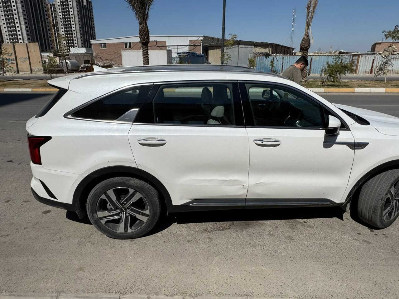 السلام عليكم سياره كيا سورنتو موديل 2021 خليجي السياره ماشية 93 كيلو متر سياره نضيفه اني مطلعهة من الوكالة زيرو صار بيهة حادث يمي بابتين عكس السايق تبدلن نفس اللون بالوكالة بدلتهم هسه بالجديد نفسهم نطخن طخات خفيفه ملعبت بيهم موضحات بالصوره مكينه 3.5 السياره فول مواصفات 1/1 بنراما بردات خلفية تبريد 3 قطع اناره محيطية صندوق كهرباء بيهة هواي موصفات بعد مكاني بغداد سياره باسمي تحويل ثاني يوم السعر 230 $ او بيها مجال 
***********
