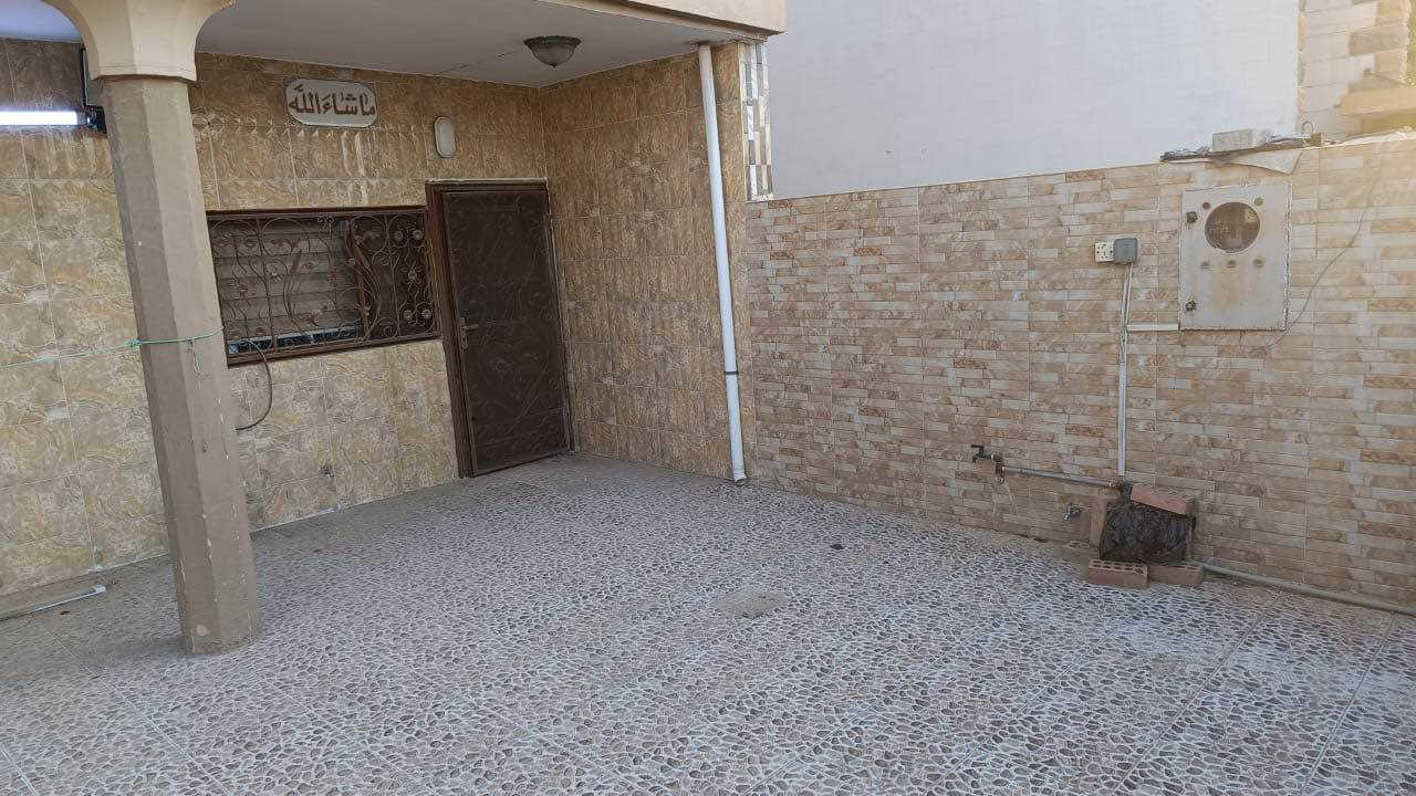 دار للبيع مساحه 200 متر واجه 10طابو ملك 
العنوان واحد حزيران قرب جامع الصفا 
للاستفسار *********** كركوك, العراق
