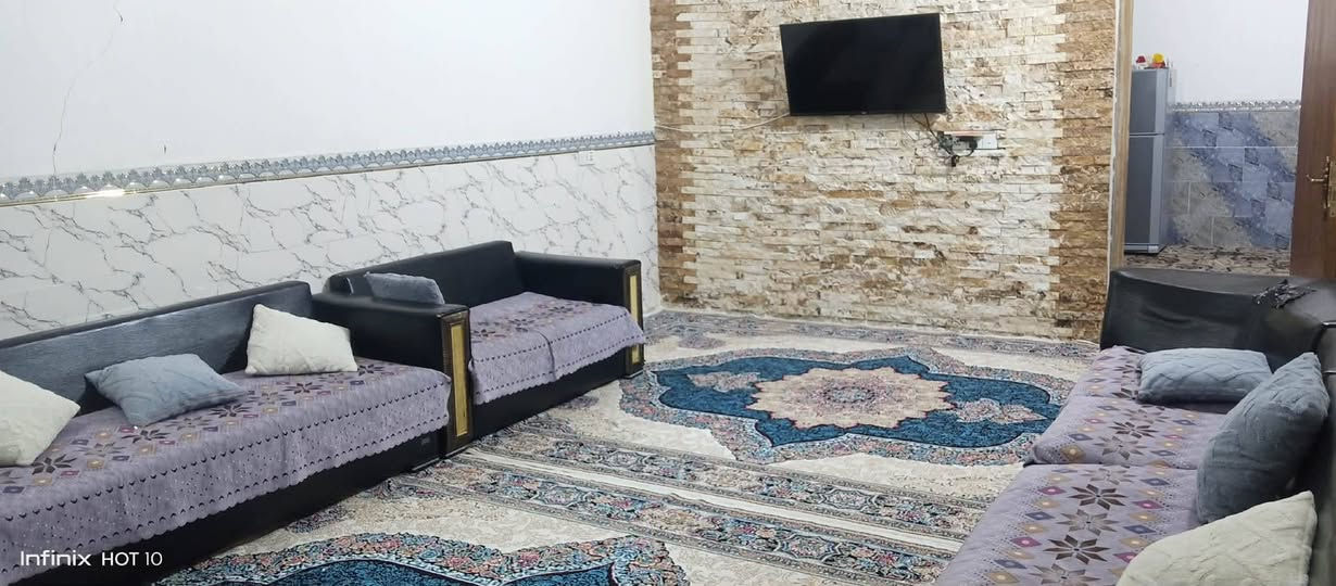 السلام عليكم 
دار للبيع المساحة ٢٠٠ م بمربع ال ١٢ الف شارع الطليبات طابو صرف رقمها ١٢٦٤٥
مبني منها ١٥٠م و باقي ٥٠م كما موضح بالصور 
***********
