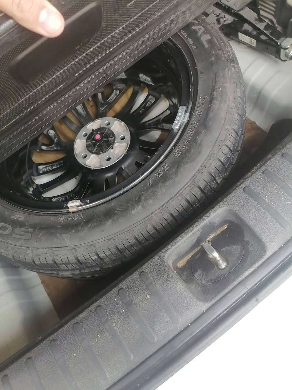 السلام عليكم للبيع او المراوس عجله توكسون موديل ٢١ فول مواصفات عدا البنراما ٥ عدسات تشعيل عن بعد بصمتين ترحيب مري شفط داخل جلد وباقي المواصفات سيارة كفاله عامه حتا الدعايات عن الشخ والرصعه عدا كارت كد البصمه وشخط كلش خفيف بالدعاميه الخلفيه
***********
