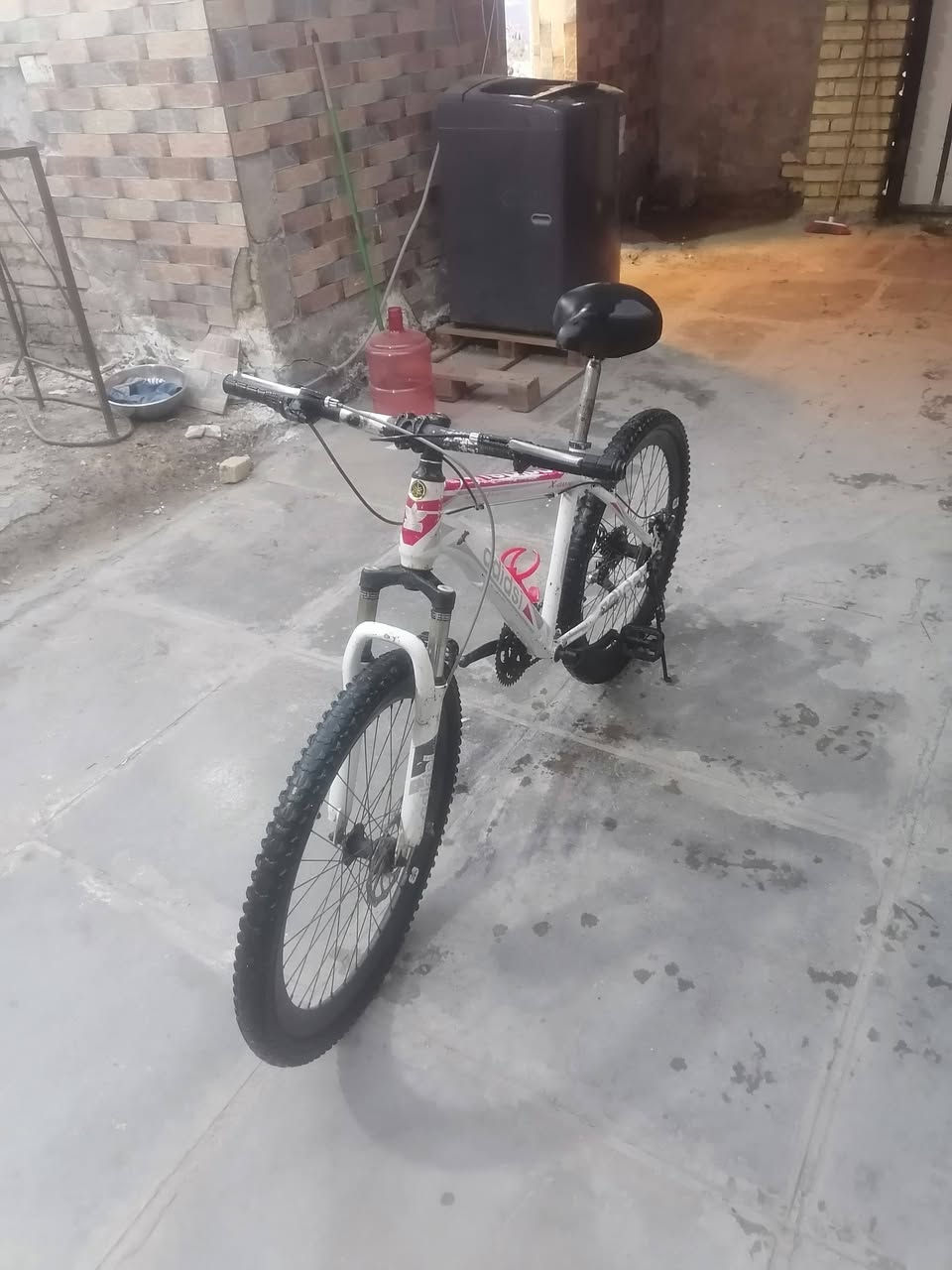 سلام عليكم باسكل جبلي حجم ٢٦ للبيع السعر ١٠٠ وبي مجال او امراوس اب باسكل بناتي العنوان الحسينيه راشديه شارع القاضي للاستفسار المراسلة على الخاص او المراسلة على رقم ***********
