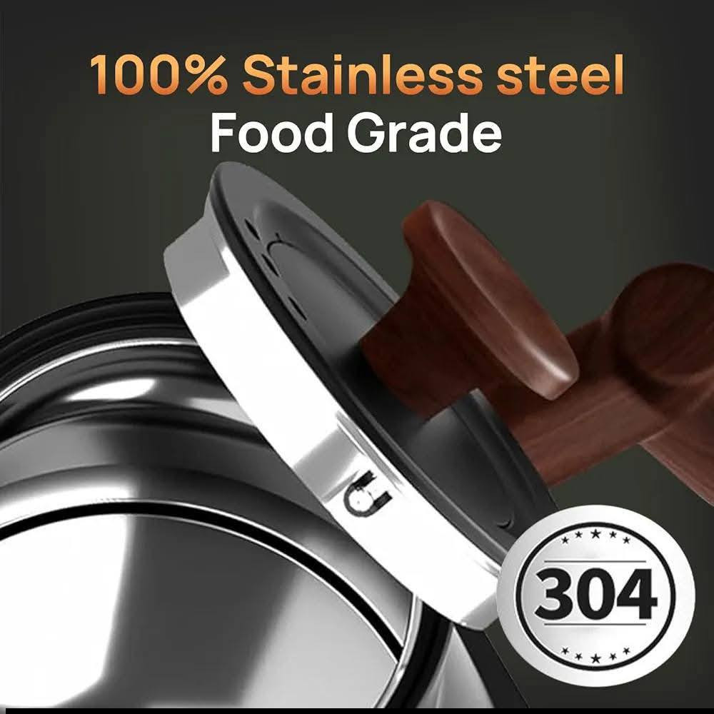 تُظهر الصورة غلاية كهربائية ذات فوهة منحنية (Gooseneck) لتحضير القهوة المختصة والشاي، وتتميز بالخصائص التالية:
التحكم في درجة الحرارة: تحتوي على قاعدة رقمية تتيح ضبط درجات الحرارة بدقة، وتتراوح غالباً بين 40 إلى 100 درجة مئوية. 

المواد: الغلاية مصنوعة من الفولاذ المقاوم للصدأ (Stainless Steel 304) مع مقبض خشبي أو يشبه الخشب لتوفير راحة أثناء الصب. 
السعة والطاقة: تتراوح السعة عادة بين 800 مل إلى 1 لتر، وتعمل بقدرة تسخين سريعة تصل إلى 1200 واط


**إذا كنت صاحب هذا الإعلان وتريد حذفه لأي سبب، رجاءا أرسل رسالة إلى الدعم الفني**