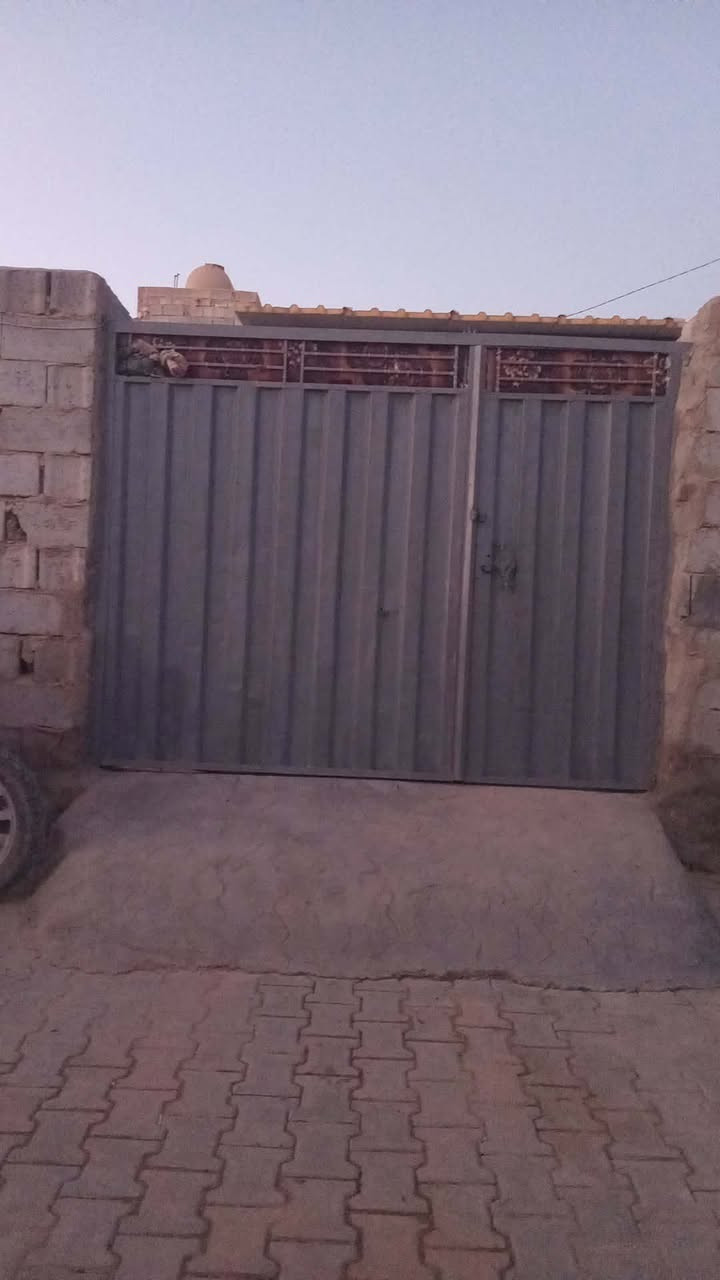 سلام عليكم بيت البيع مساحه 150برضويه قريب على سيطره القايش البيت بي غرفتين وصاله وصحيات البيت  جديد سعر 60 وبي مجال  ***********
