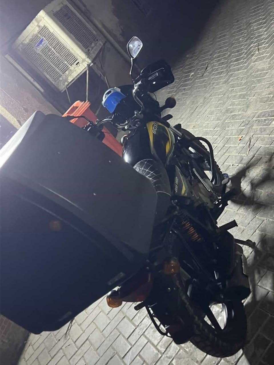 سلام عليكم دراجة بوكسر موديل 2022 مرقم بغداد دراجة نضيفة رايدهة 1800 هاذ رقمي ***********
