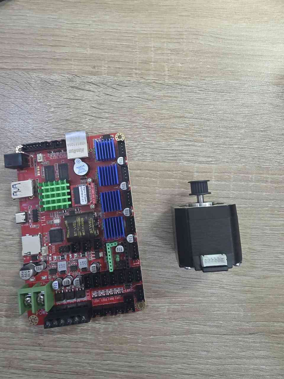 هذه هي اللوحة الأم ومحرك خطي لطابعة Elegoo Neptune 4 / 4 Pro ثلاثية الأبعاد.
اللوحة الأم: لوحة صامتة تعمل بنظام ARM 64-bit عالي الأداء لتشغيل برنامج Klipper. 
المحرك الخطي: محرك مخصص للتحكم في حركة أجزاء الطابعة بدقة. 
الميزات: تتضمن ميزات تبريد قوية ودعم لسرعات طباعة عالية الي تخدمه يخلي سعره التواصل ع الرقم ***********.
