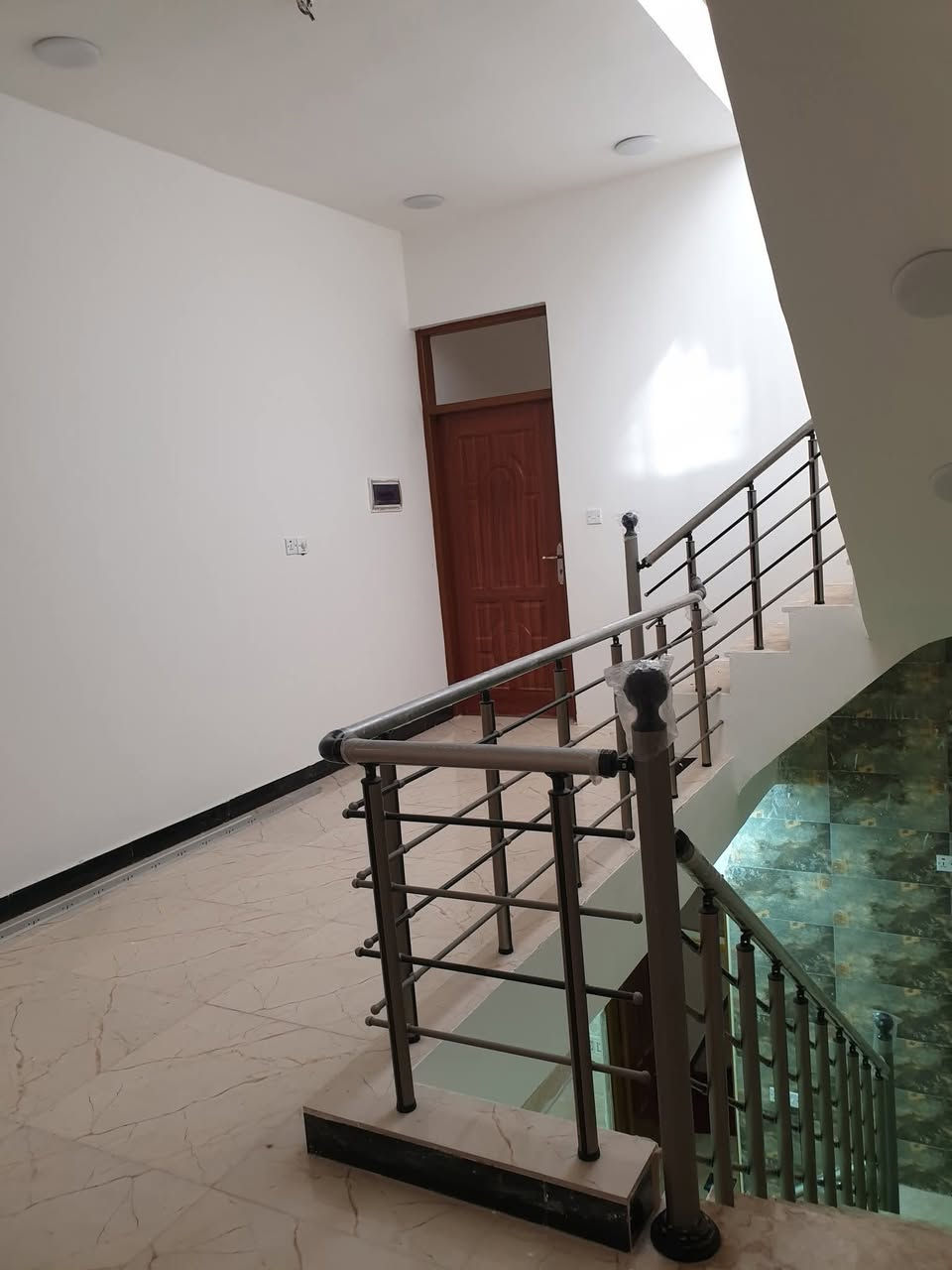 الدار للبيع 80 متر
_ واجهة ٤ نزال ٢٠
_ مدخلين 
_ الطابق الارضي  هول ومطبخ وغرفة وخدمات
_ الطابق الثاني غرفتين وخدمات
_ بناء ٢٠٢٥ 
_ العنوان الشعب حي أور الشارع العريض مقابل الدفاع المدني قرب المركز الصحي
_ للإستفسار أكثر واتساب فقط
***********
