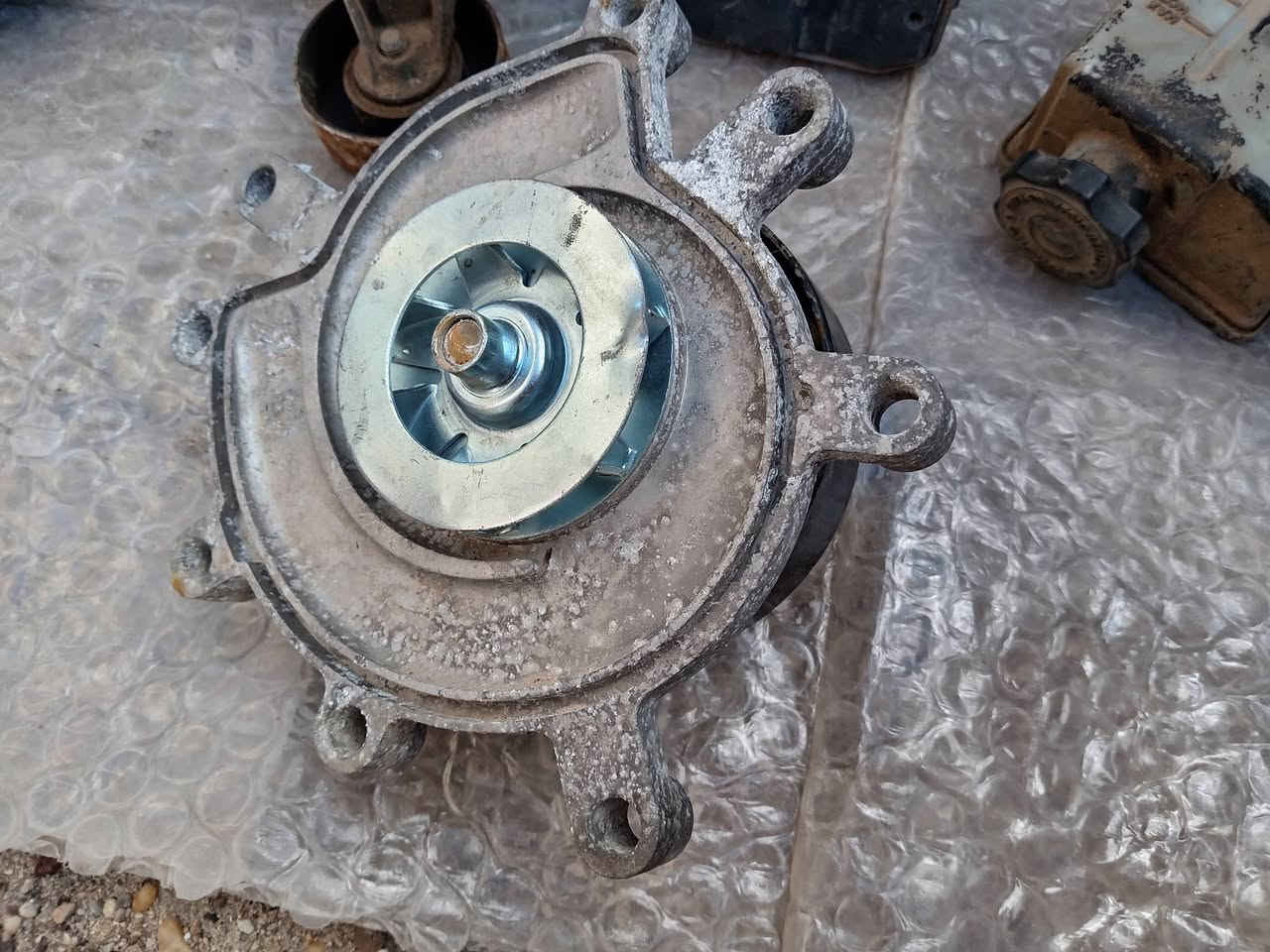 السلام عليكم اخوان غراض للبيع السعر150 وبيها مجال لايت امامي تك جيب 2008 التواصل وتسابب ***********
