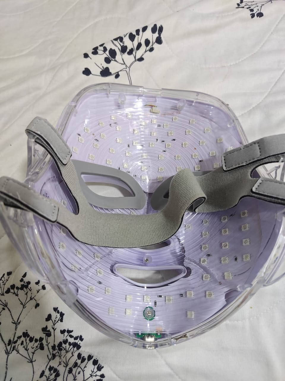هذا قناع ضوئي للوجه بتقنية الـ LED (LED Light Therapy Facial Mask)، وهو جهاز مخصص للعناية بالبشرة وتجميلها.
يعمل هذا القناع على معالجة مشاكل البشرة المختلفة باستخدام ألوان إضاءة متعددة (كما يظهر في الصورتين 1000070127.jpg و 1000070138.jpg)، حيث لكل لون وظيفة معينة:
​الضوء الأحمر (Red Light): يحفز إنتاج الكولاجين، ويساعد في تقليل التجاعيد وتجديد خلايا البشرة.
​الضوء الأخضر (Green Light): يساعد في توحيد لون البشرة، تفتيح البقع الداكنة، وتهدئة البشرة.
​الضوء الأزرق (إذا كان متوفراً في الجهاز): يعمل على محاربة البكتيريا المسببة لحب الشباب وتقليل الإفرازات الدهنية.
​وفي الصورة 1000070139.jpg يظهر الشكل الخارجي للقناع، حيث يحتوي على زر يعمل باللمس (Touch) أعلى الجبهة لتشغيل الجهاز والتحكم في تغيير الألوان بسهولة
هذا قناع ضوئي للوجه بتقنية الـ LED (LED Light Therapy Facial Mask)، وهو جهاز مخصص للعناية بالبشرة وتجميلها.


**إذا كنت صاحب هذا الإعلان وتريد حذفه لأي سبب، رجاءا أرسل رسالة إلى الدعم الفني**