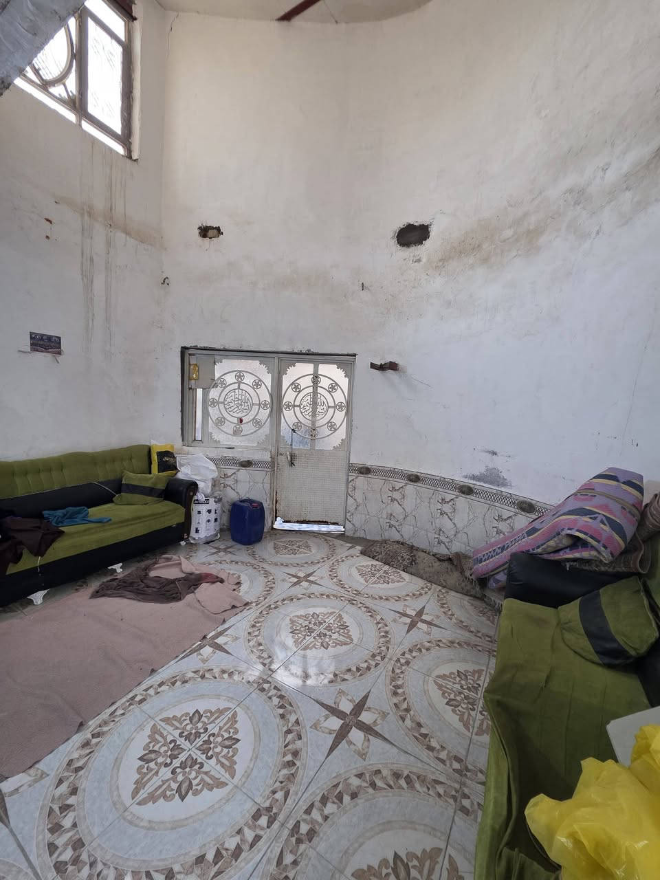 السلام عليكم بيت عله ساحه للبيع مساحه ٢٠٠م
تفاصيل البيت غرف ٢ + صاله + مطبخ + ديوانيه + صحيات 
المكان سوق الشيوخ حي العسكري شارع الصوره قرب دائره البلديه 
السعر ٣٥ مليون وبي مجال 
للاستفسار *********** واتساب ***********

