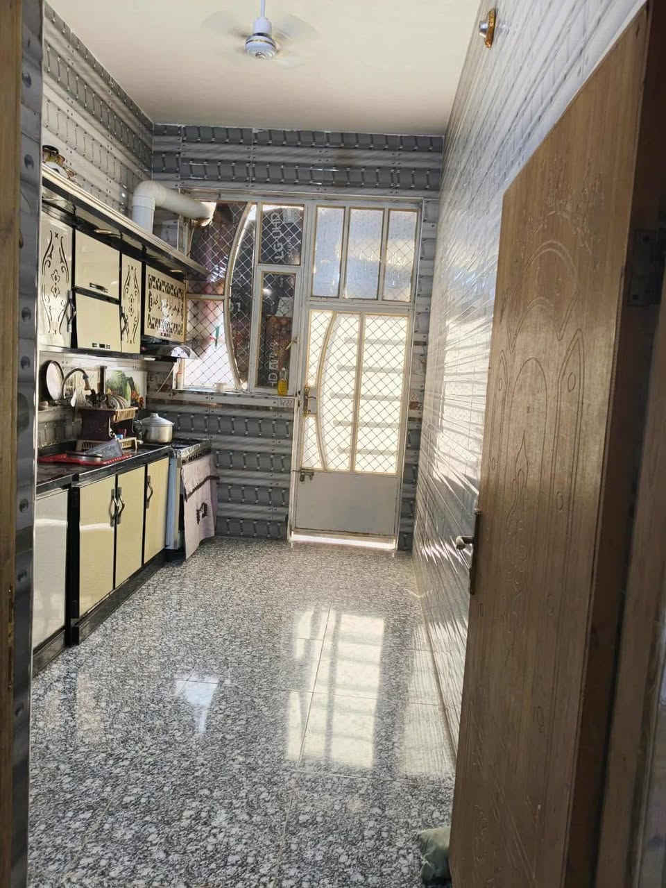السلام عليكم بيت للبيع مساحه 140 متر
حي العسكري قرب مدرسه كميل
 استقبال 4×6
 وحمام تواليت خارجي
ومطبخ وصاله
وحمام داخلي
وغرفه 4×5
و طابق الاول غرفه 4×5
الارضيه كله بورسلين درجه اولى والحزام كله سيراميك
سطح البيت شتايكر / بناء طابوق السقف صب والارضيه رباط
بناء جديد 2020  السعر 65 نهايته
الاتصال ***********
