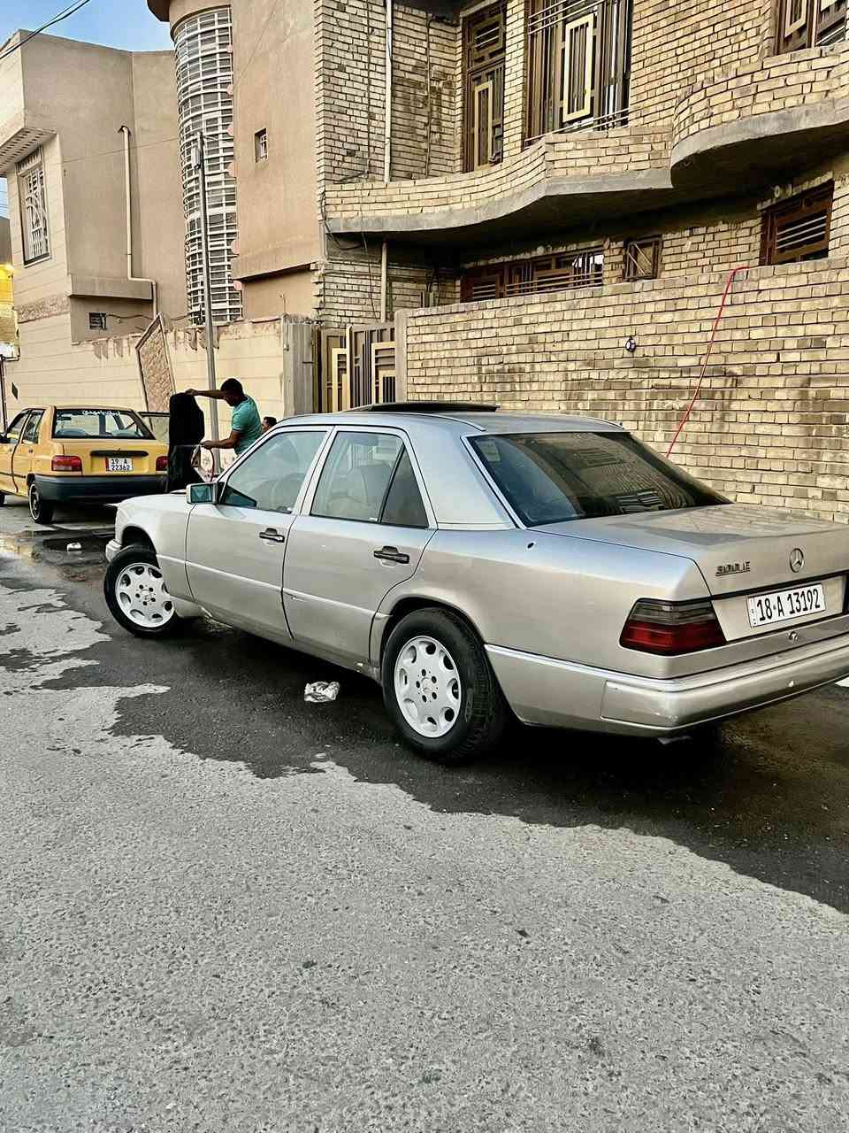 السلام عليكم
مارسدس دب للبيع 
السيارة عالبلاد مكينه قبق اسود و گير جديد 
اريل شغال 
مصبوغه عام جمالية 
رقم بابل بأسمي 
استفسار ***********
مكان السيارة كربلاء
