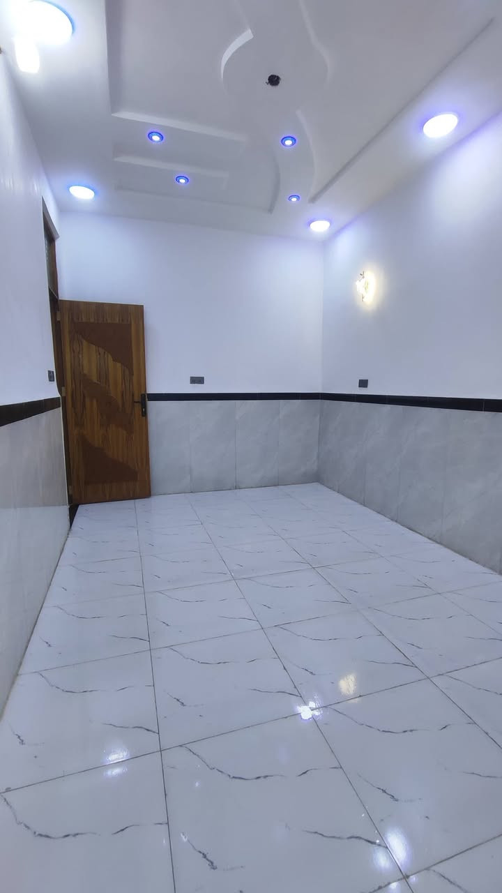 دار للبيع المساحه 100 متر بناء درجه اولى وحديث حي نهاوند 11 قرب  شارع 20 رقم  الهاتف ***********
