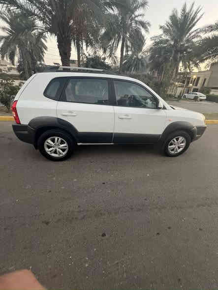 السلام عليكم 
توسان موديل 2009
خليجي مكفول كفاله عامه من كلشي سونار مع المنشور
ماشيه 160 الف السياره بحاله زيرو جديده جدا  
فول مواصفات. محرك 2000
كير ومحرك بحاله الشركه سياره طك فلّين زيرو 
رقم بغداد بسمي الرقم الجديد 
مكاني بغداد كرخ 
اي استفسار هاذ رقمي.
 ***********
