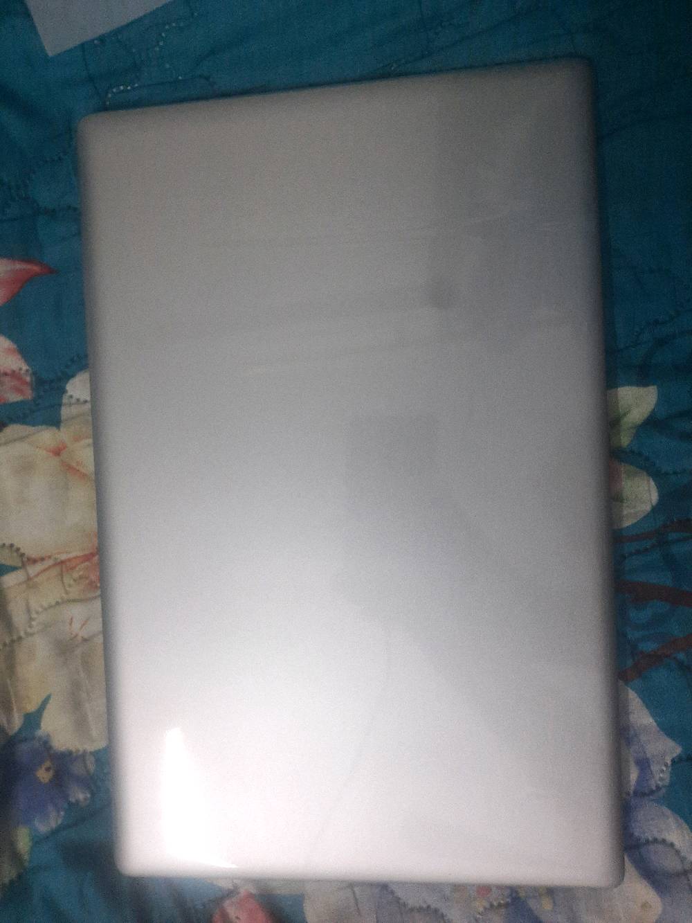 اخوان هذا اللابتوب ياباني مدري صيني المهم جديد بالكارتونة ما مستعمل مثل ما موضح بالصورة نظامه والذاكرة مالته يفيد الناس اللي يحبون يباعون انمي مسلسلات افلام برامج اوفيس وورد باوربوينت والجودة مالته تخبل يشغل 4k كيبورد انكليزي وياباني  ما يفيد للألعاب والتصميم وياه الشاحن مالته الاصلي وماوس الشراي يدخل خاص وسعره ١٤٠ الف