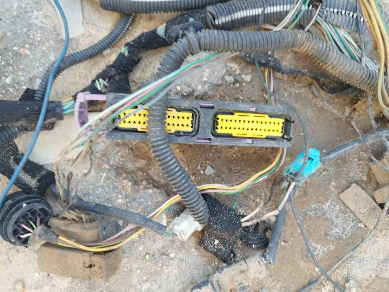 متوفر ضفيرة محرك كاملة وضفيرة من جوه الدشبول للمحرك بيجو ٣٠٧ حتى روس الباتري وياها فيش قاعدة فيوزات المحرك يوجد  توصيل  ***********
