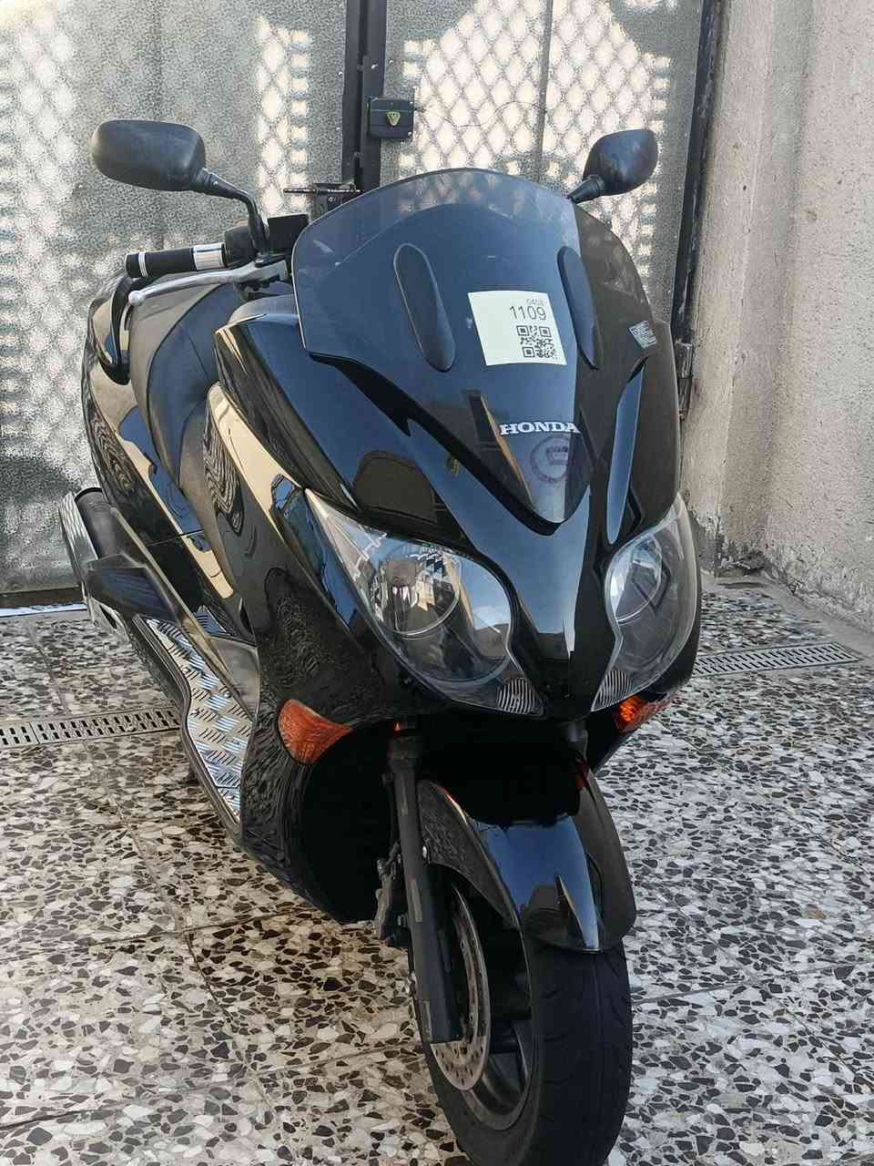 سلام عليكم ( فورزه 0\ 10 ) 
مواصفات 7 كير 4 تحويلات 
مكينه كلجات مكفولة كفاله عامه
لون أسود ملكي + دوسات جكر نيكل
بك لايت كرستال + لايت زنون 
كلوب جنطه+ ستان حساس 
دشبول كاربون فايبر + ماشيه 46الف
سكن بغداد حي النصر ***********
