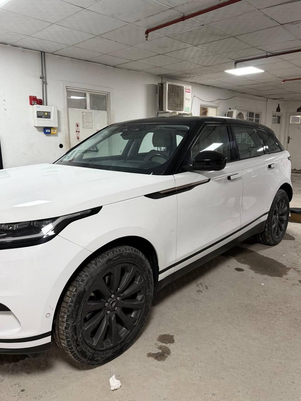 🚗 للبيع : رانج روفر فيلار 2021
للبيع او مراوس حسب القناعة 
📊 المسافة المقطوعة: ٦٠ كيلومتر
⚙️ المواصفات :فول الفول داينمك 
. كامرات 360 
• دفع رباعي 
• ناقل حركة أوتوماتيكي 8 سرعات 
• نظام معلومات وترفيه بشاشتين لمس تعمل باللمس + نظام Apple CarPlay وAndroid Auto 
• نظام شحن لاسلكي للهواتف الذكية 
• نظام صوتي فاخر
• تكييف هواء ثنائي المناطق 
• حساسات أمامية وخلفية + كاميرا خلفية 
• تنبيه البقعة العمياء وتنبيه المرور الخلفي 
• مقاعد جلد فاخرة وتسخين أمامي وخلفي
• عجلات ألمنيوم 20 إنش
• نظام تثبيت السرعة الذكي 
• شاشة عدادات رقمية 

⚠️ بدون ضرر
• وارد خليجي – داخل ضمان الوكالة 
سردار 
•مغلفة bbf
• مكفولة من الأضرار

📌 تفاصيل إضافية:
• رقم السيارة بغداد مشروع وطني مميز 
• باسم المالك – تحويل مباشر
• لون السيارة: ابيض 
.
📍 مكان السيارة: بغداد سيدية
***********
