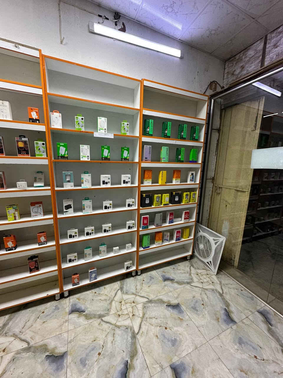 ديكور محل موبايلات كامل للبيع
فاترينات عدد ٣
ميز صيانه
جام خانه غرض موبايلات عدد ٢
هاتف /***********
