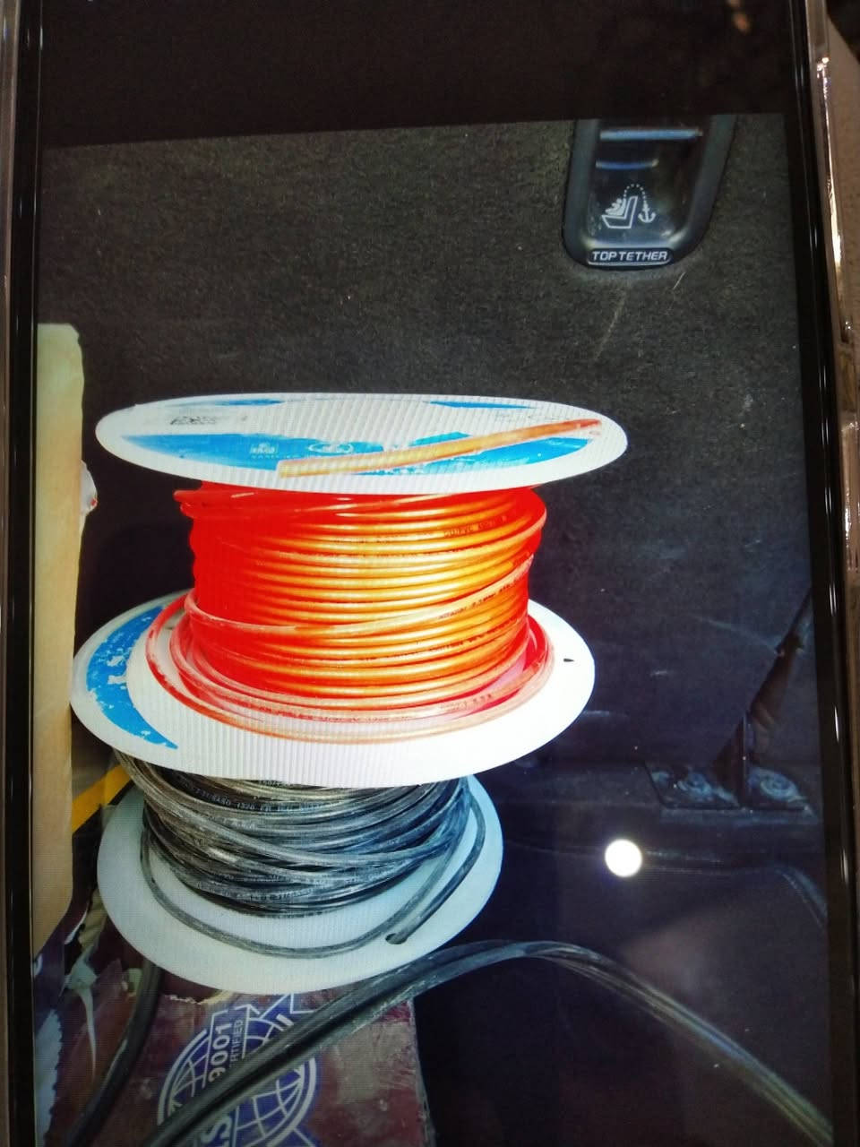 السلام عليكم يوجد لفات واير الفنار السعودي الأصلي  عدد ٣ أربعة ملم مايقارب ١٦٠ متر وايضا يوجد ٢:٥ اثنان ونص ملم ما يقارب ٧٠  متر واير سمنز ما يقارب ٧٠ متر للبيع المتر الف دينار للكل الاتصال ***********
