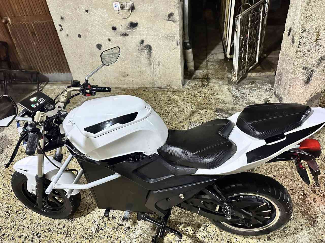 بطحه شحن .((استيراد خاص )).✨️🧿🏍
ملف 3000 w'عقل 3000 w..  👍⚙️                                            ( ٦ بطاريات الحجم الكبير ٣٥ امبير ).🔋🔋🔋🔋🔋🔋

مواصفات الدراجه :-💪✅️
شاشه تاب الحجم الكبير +ميزه كشف الاعطال بلشاشه 🖥
سرعه ٩٥ حقيقي ... 💪✅️
ثلاث وضعيات قياده ...eco ...normal ...sport
كشنات جلد .
دبل خلفي غازي يتعله ويتنصه👏 ..دبلات اماميه قفاز .. هايدروليك دهن.
لايت امامي LED..+عدسه ..زنون ثلجي 
مكان تخزين كبير .🛑⚡️
اقتصاديه بلشحن .⏰️📉
بريكات اماميه وخلفيه دسكات +ABS..مانع انزلاق.
جهاز انذار +مانع سرقه +تشغيل عن بعد 
ستاند خلفي كبير +جانبي صغير 
شاحنه اصليه fast charge ..⚡️⚡️
الدراجه جدا حلوه ومميزه ونادره ..❄️
السعر ...((950 الف )) وبيهه مجان ان شاء الله .🤍
رقم الهاتق *********** واتساب
