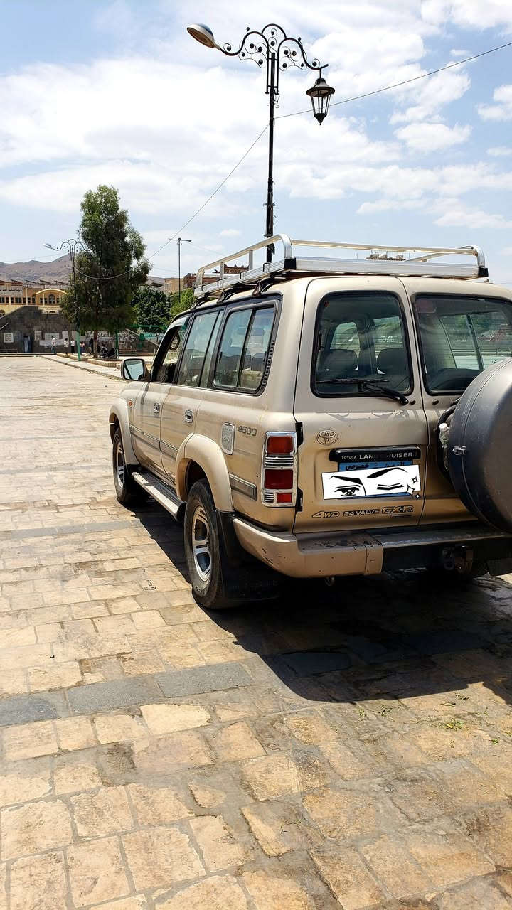 جوهرة مخزنة من 2011 💎🖤
🚘 تويوتا لاندكروزر GXR 
📅 الموديل: 1996
🎨 اللون: ذهبي ملكي - وارد خليجي 
⚙️ المكينة: 2GFZ 4.5 كاربريتر - مختمة على الشرط

✅ الحالة: شبه وكالة 
- الممشى: 61,000 كم فقط - مخزنة في قراج من 2011
- مالك أول، وأنت بتكون المالك الثاني بإذن الله
- بودي وكالة 90% بدون رش ولا حوادث
- المكينة 2GFZ كاربريتر: عزم قوي، ما تشكي حرارة ولا نقص زيت
- قير عادي + دبل ثقيل وخفيف شغال
- مكيف ثلج، كهرباء كاملة، تنجيد المقاعد وكالة
- كفرات + بطارية جديدة

🔧 ميزة: المكينة قابلة للتحويل حقن وكالة بدون قص ولا لحام.

موديل 96 آخر شكل 80 كاربريتر. سيارة مخزنة وممشى قليل ما تتكرر. للجمع وللعاشق فقط.

💰 السعر: 35,000$ قابل للتفاوض للصامل
📍 المكان: اليمن - صنعاء | قريب من الحدود السعودية
📞 اتصال + واتساب: 738271039 
📞 واتساب فقط: 782416384

صور العداد والاستمارة والمكينة موجودة. لا معارض ولا مباخسين.
#لاندكروزر96 #2GZ #كاربريتر #جي_80 #وارد_خليجي #ممشى_قليل #مخزنة


**إذا كنت صاحب هذا الإعلان وتريد حذفه لأي سبب، رجاءا أرسل رسالة إلى الدعم الفني**