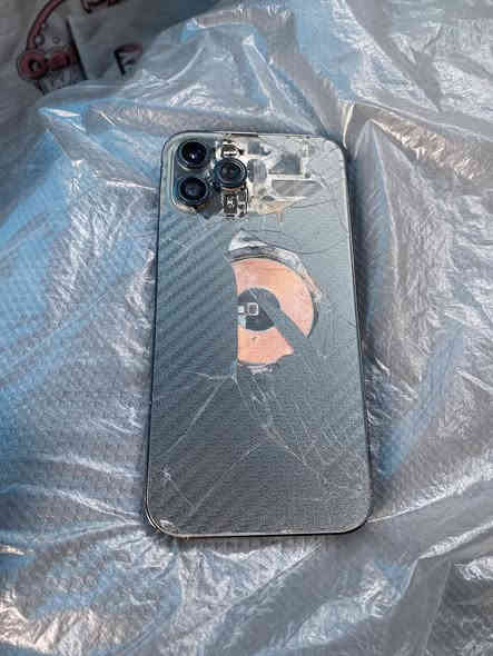سلام عليكم  ايفون 12برو ماكس مبدل شاشه وبطاريه اصليات سيمكرت واكف بس مو تخطي فرمت حدث مو تخطي سعره185رقمي*********** مكاني بغداد المشتل
