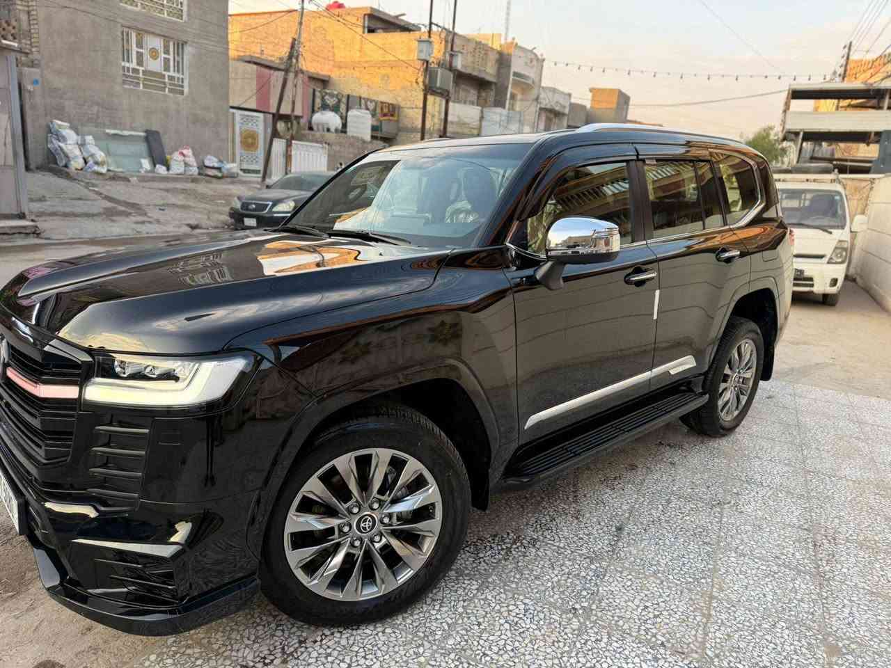 سلام عليكم لاند كروزر VX فول 1/1 كفالة عامة مغلفة PPF رقم مميز رقم بغداد ماشية 28الف رقم الهاتف/***********/***********
