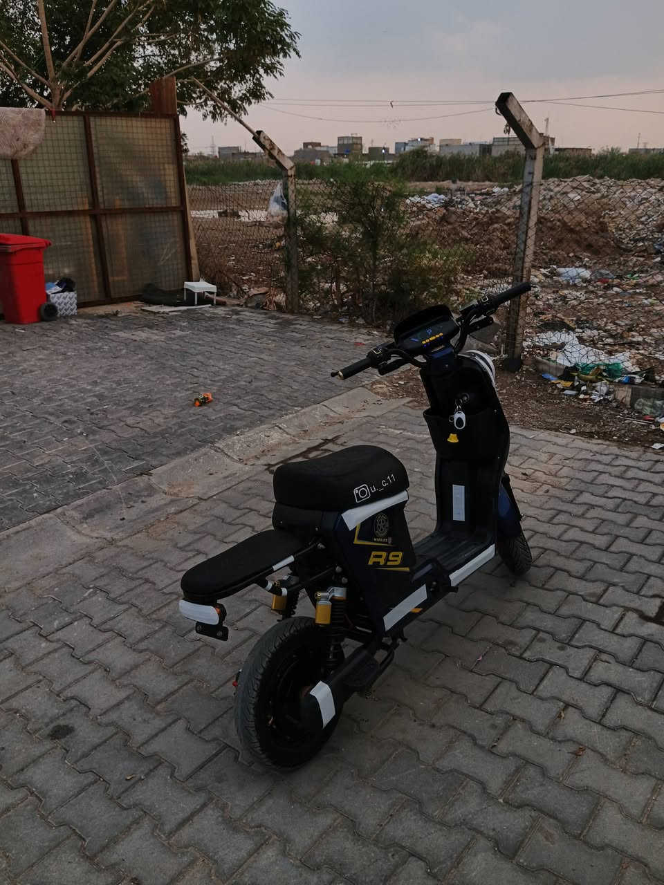 السلام عليكم اخوان دراجة شحن أر9 موديل 2026شركة ولي تجيك 3 انضمة تشغيل البصمة والكارت سمارت والسويج بطاريات 5 وشاشة ديجتال تقرالك السرعة والكيلو متر والمتر تجيك بلوتوث ولايت زنون عالي وناصي  البريكات امامي خلفي هايدروليك دسك بريك  اشاير يمنة ويسرة دبل اشاير بك رجعو للخلف وأربع نمر قدرة الملف 1200 واط دبلات الخلفية غاز كفالة عامة وشاحنة إصلية غراضهة كلهن موجودات السعر 480 وبيها مجال العنوان حي اور بسيط الاتصال ***********
