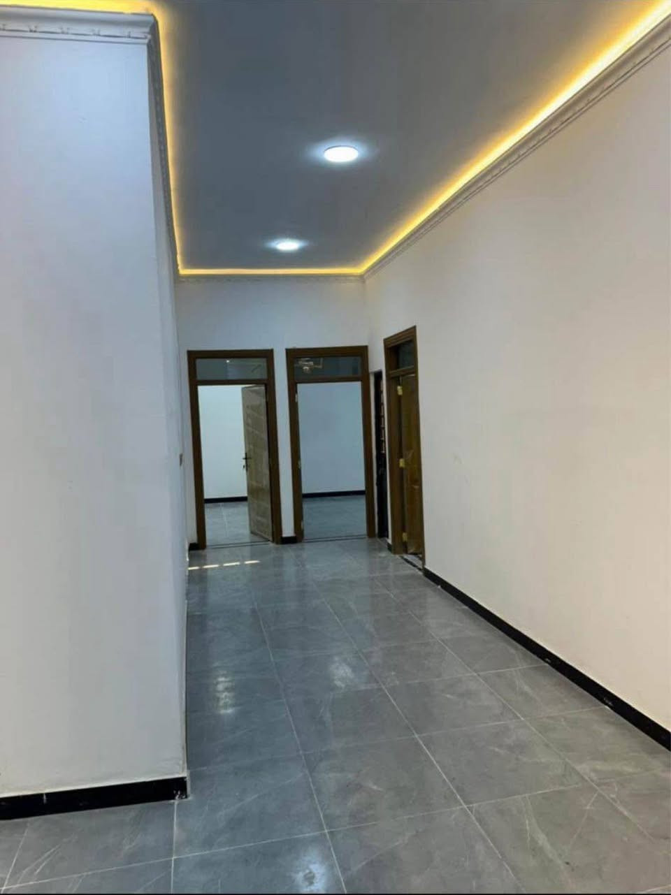 #اسعد_الله_اوقاتكم_بكل_خير⁉️👋🏼

دار سكن للبيع بناء 2025 

للاستفسار تصل

#المساحه 200 متر  على تبليط مباشرتاً شارع 12 متر

#جنس_العقار :: طابو ملك صرف زراعي باسم عراقي سند 25 

#العنوان :: البصره أبي الخصيب محيله قرب سوك محيله 
يبعد عن شارع سايدين 200متر موقع راقي

#يحتوي البيت على ثلاث ٣ غرف منام كبار
و ديوان
و مطبخ و صاله
و مناور عدد 2
و صحيات داخلي وخارجي  و كراج سياره

#البيت جاهز من كلشي تستلم البيت عنده المكاتبه
كامل من مقطوره و كيزر و ماطور
جيب اثاثك و اكعد
و الف عافيه الي ياخذه

جميع الخدمات متوفره ماء كهرباء شارع 12 متر تبليط مباشرتاً غريب على 
#السعر ( 122مليون وبي مجال 
#للاستفسار الاتصا على الهاتف *********** البصرة, العراق
