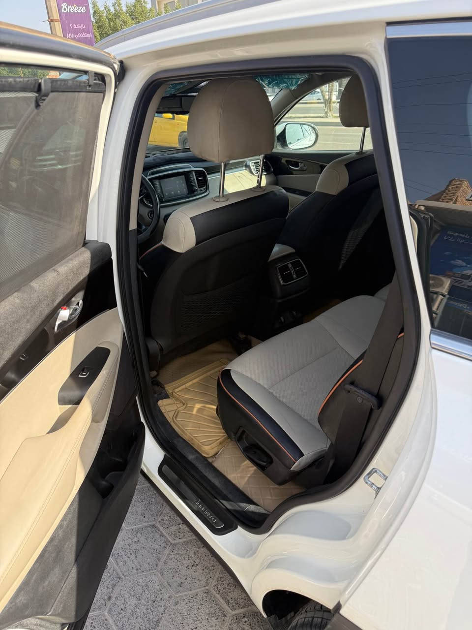 السلام عليكم 
كيا سورنتو موديل 2018 شكل 2020 
سياره ماشيه ٢٠٠
فول عده بني رامه
بصمه 
فتحه
ترحيب 
علامه بل دوسه
سبعه راكب
تبريد ٣ قطع
صندوق كهرباء
مري شفط
بيها هواي موصفات 
محرك ٦ ستندر
سعرها ١٩٩ بيع سريع 
سنويه جديده 2031
بيها بس قطعه وحده صبغ بيها بارد قليل مكان سياره نجف الاشرف تريد وكاله او تحويل حاضر بيها سونار
*********** النجف, العراق
