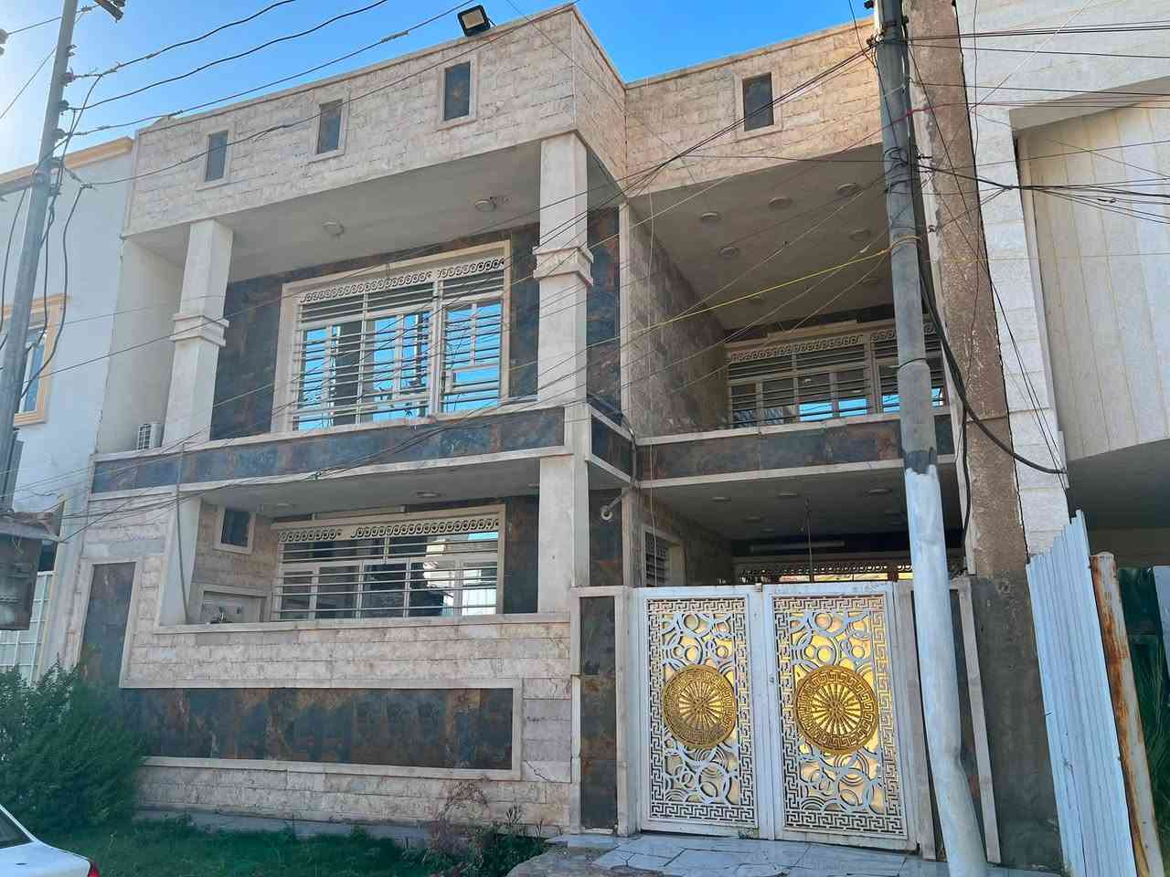 السلام عليكم
🏠 للبيع بيت المساحة 90 متر  الواجهة 9 النزال 10 نوع العقار طابو صرف يحتوي على 2 طوابق 
ويحتوي على 3 غرف نوم ويحتوي على🛁 ٣ حمامات وصاله ومطبخ ومنور و حديقة🏡 خارجية وكراج داخلي  موقع البيت حي الجهاد مربع الطائي شارع ١٥ متر مقابل مجمع النسيم ☎للاتصال مباشر مع صاحب الدار ***********
