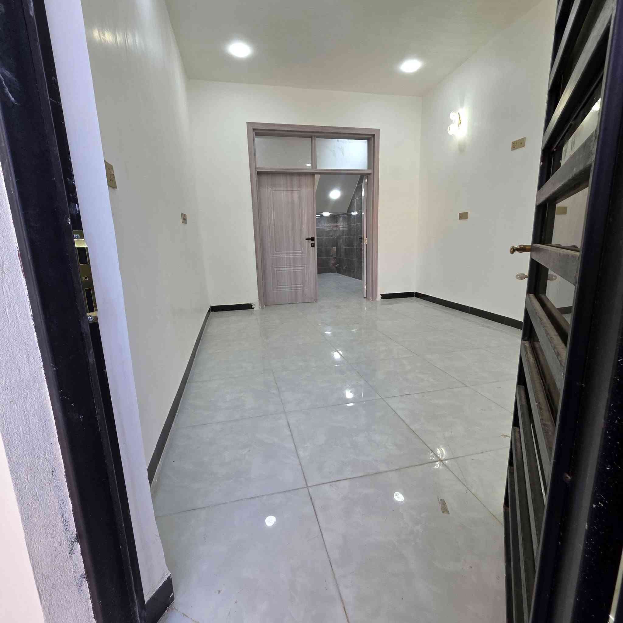 بيت في حي الفرات المساحه 126م بناء درجه اولى جديد ما مسكون يحتوي على غرفه وصاله ومطبخ واستقبال وصحيات داخليه وخارجيه وفي الاعلى غرفتين وصاله وصحيات طابقين مسلح للاستفسار مراجعه مكتب سيد ناصر الزاملي الواقع في الديوانيه حي الفرات على شارع الصب خلف شركه حمورابي
***********
