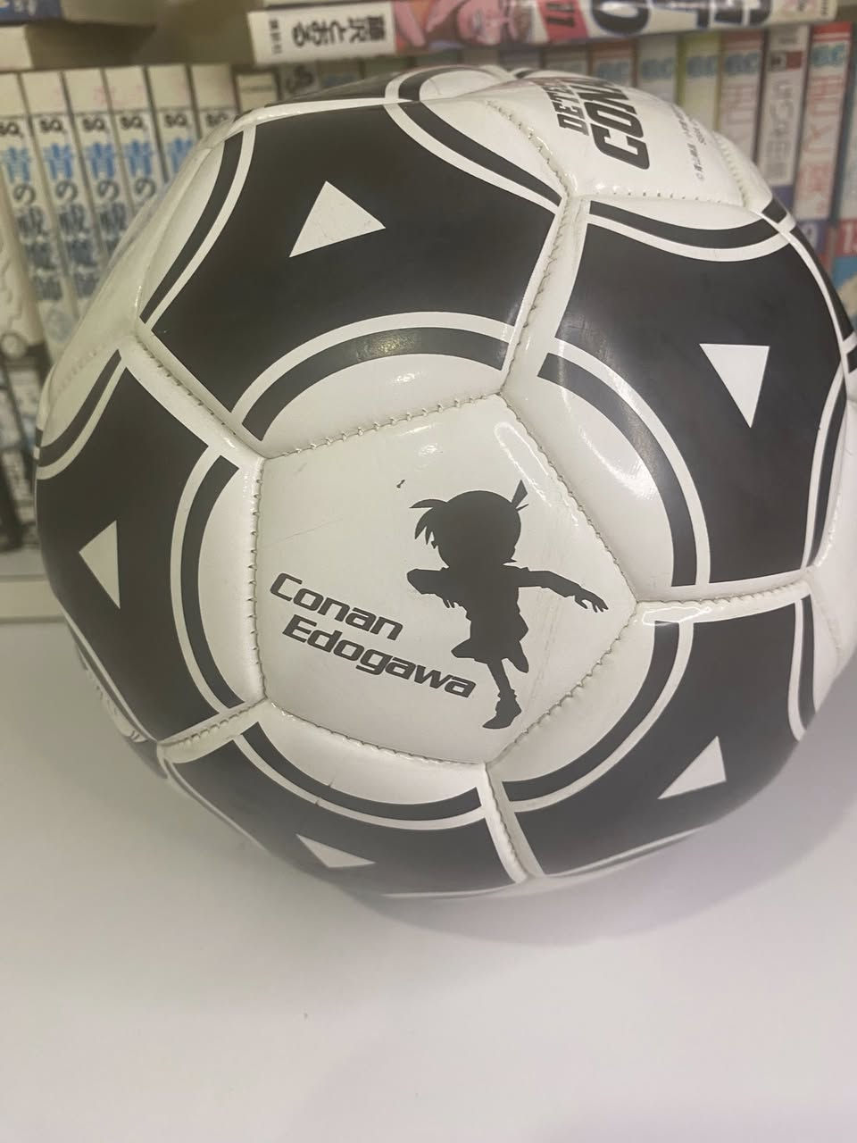 كرة قدم أصلية مرخّصة من سلسلة المحقق كونان (Detective Conan) إصدار 1996.
تحمل حقوق رسمية باسم المؤلف Gosho Aoyama والناشر Shogakukan واستوديو TMS، مع توزيع SEGA.
تُعتبر من الإصدارات المبكرة النادرة المرتبطة ببداية عرض الأنمي.
قطعة مميزة لهواة جمع منتجات كونان القديمة.


**إذا كنت صاحب هذا الإعلان وتريد حذفه لأي سبب، رجاءا أرسل رسالة إلى الدعم الفني**